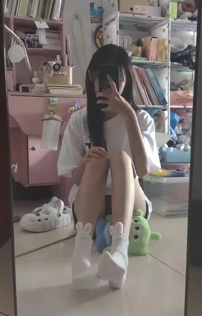 女孩用手机拍自拍。