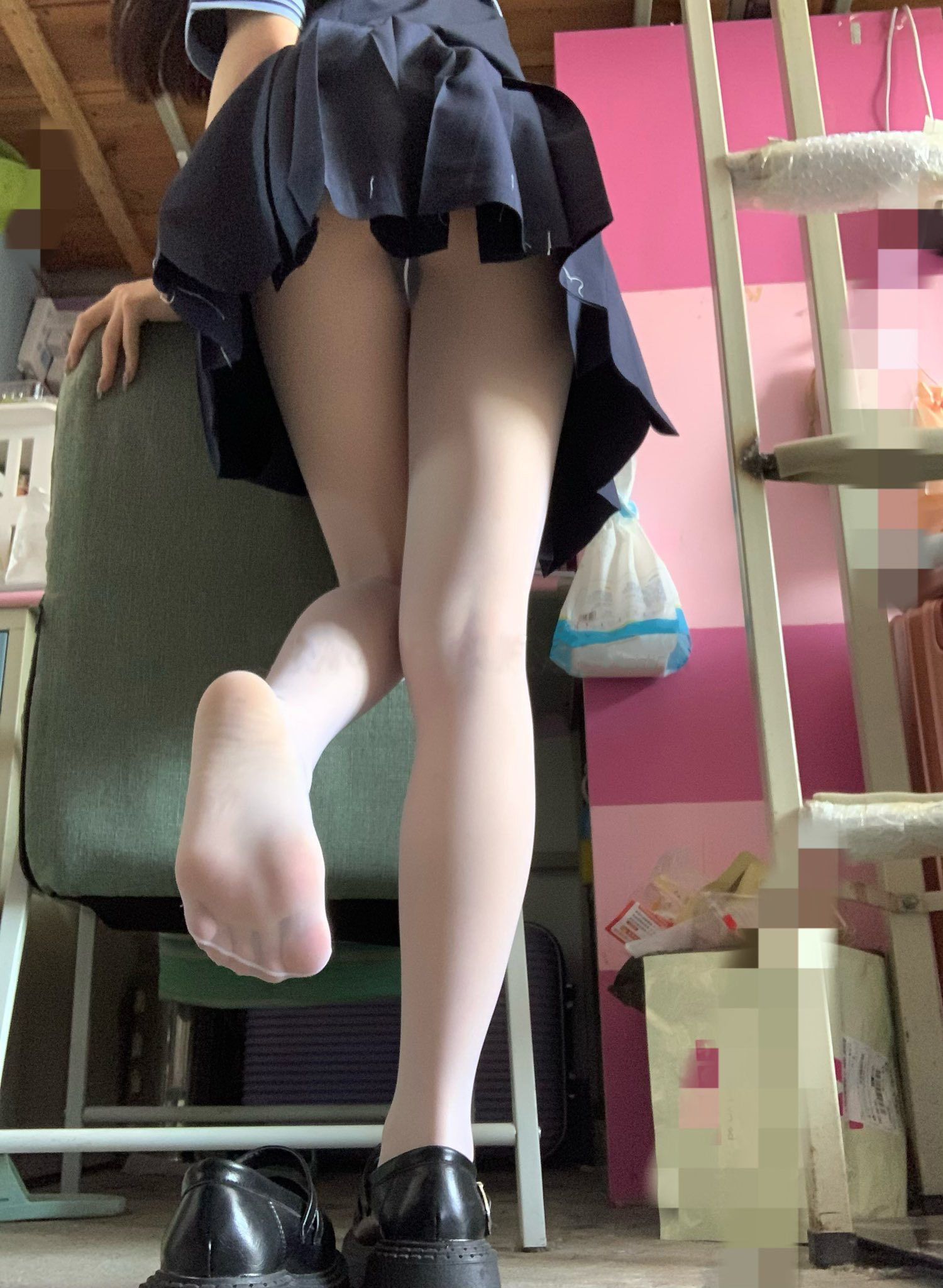 女人的腿被交叉了。