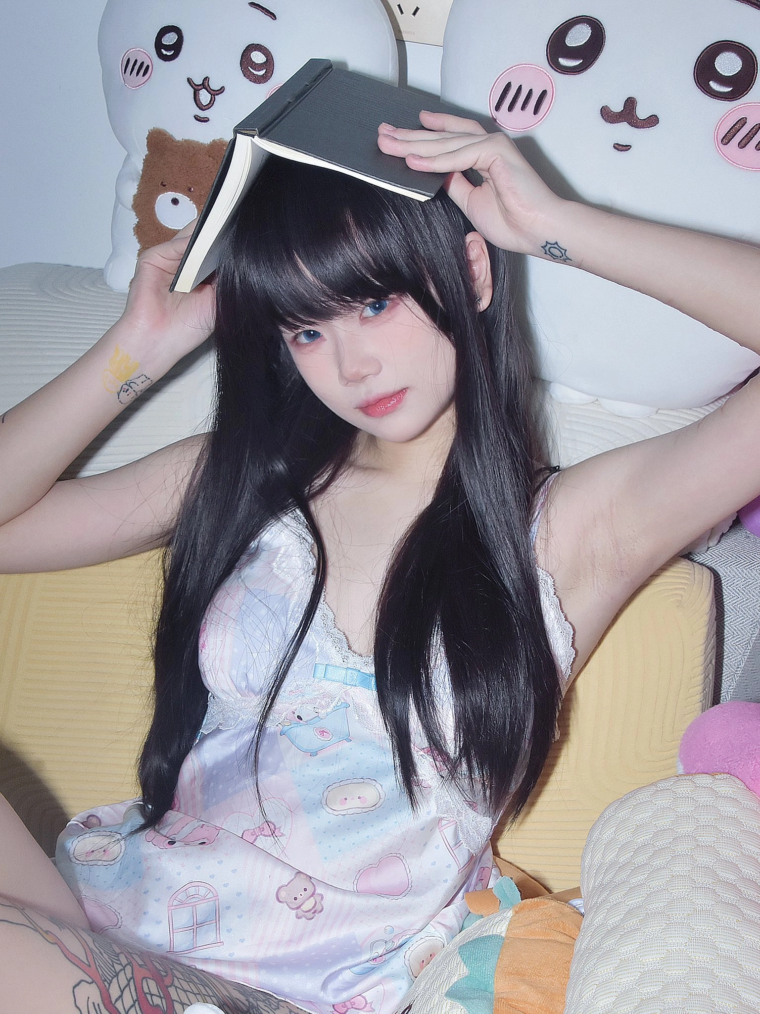 女孩头上戴着一本书。