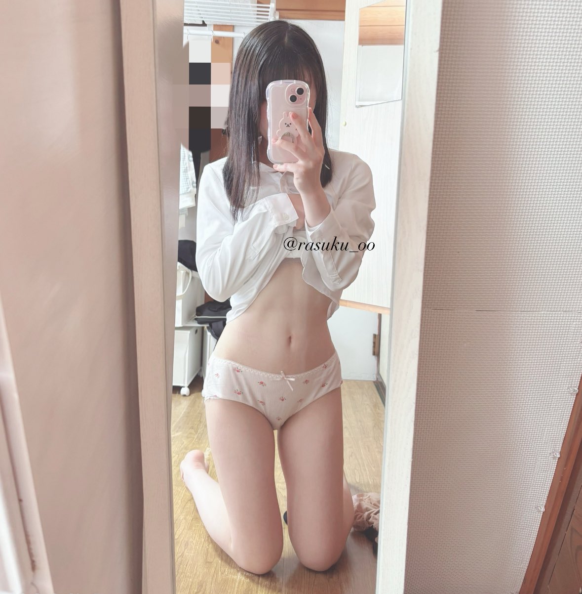 女人在镜子里拍自拍。