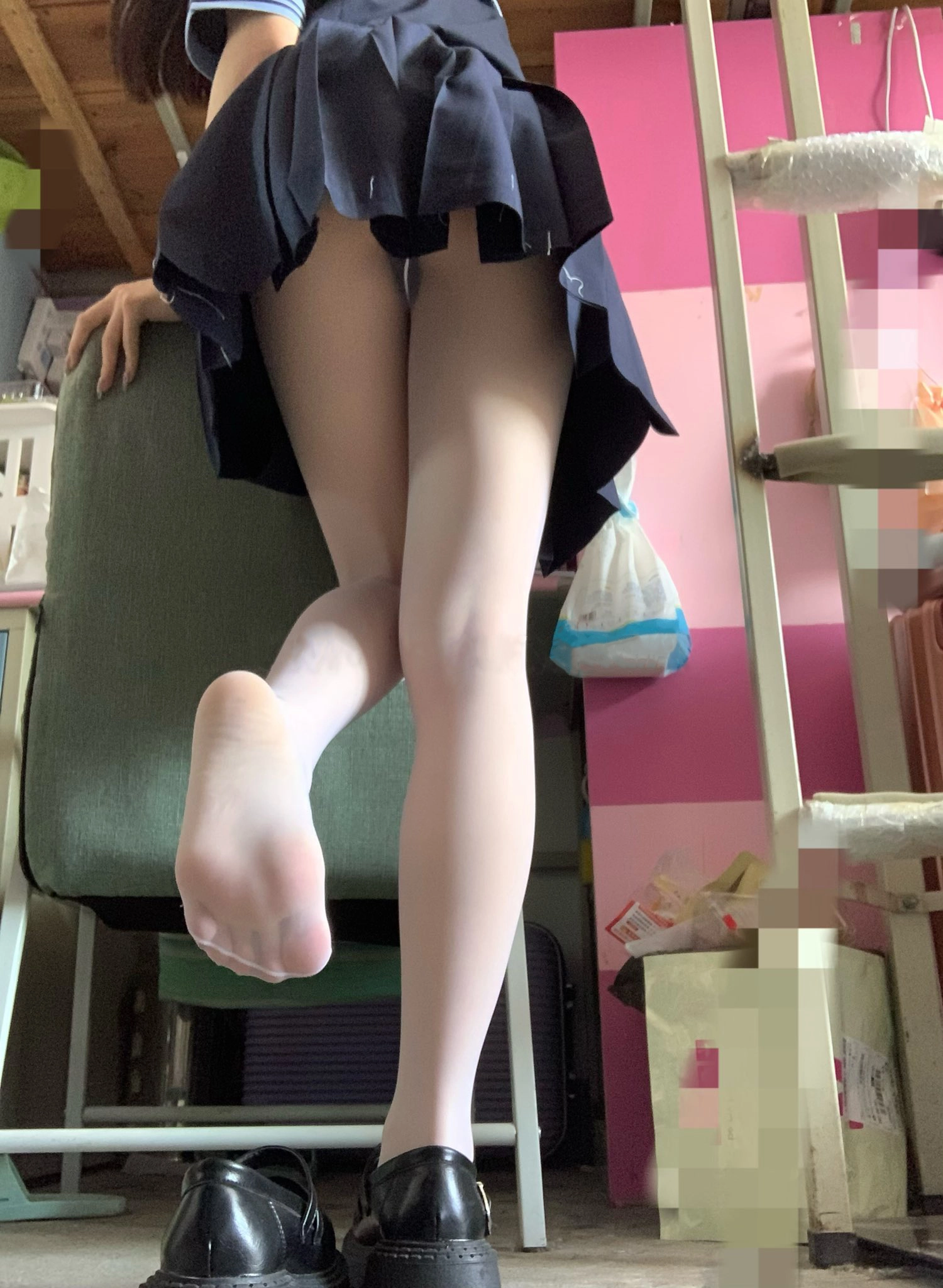 女人的腿被交叉了。