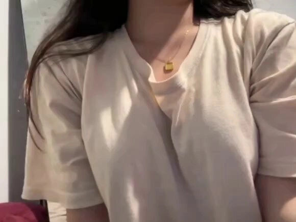 戴着黄金项链的女人。