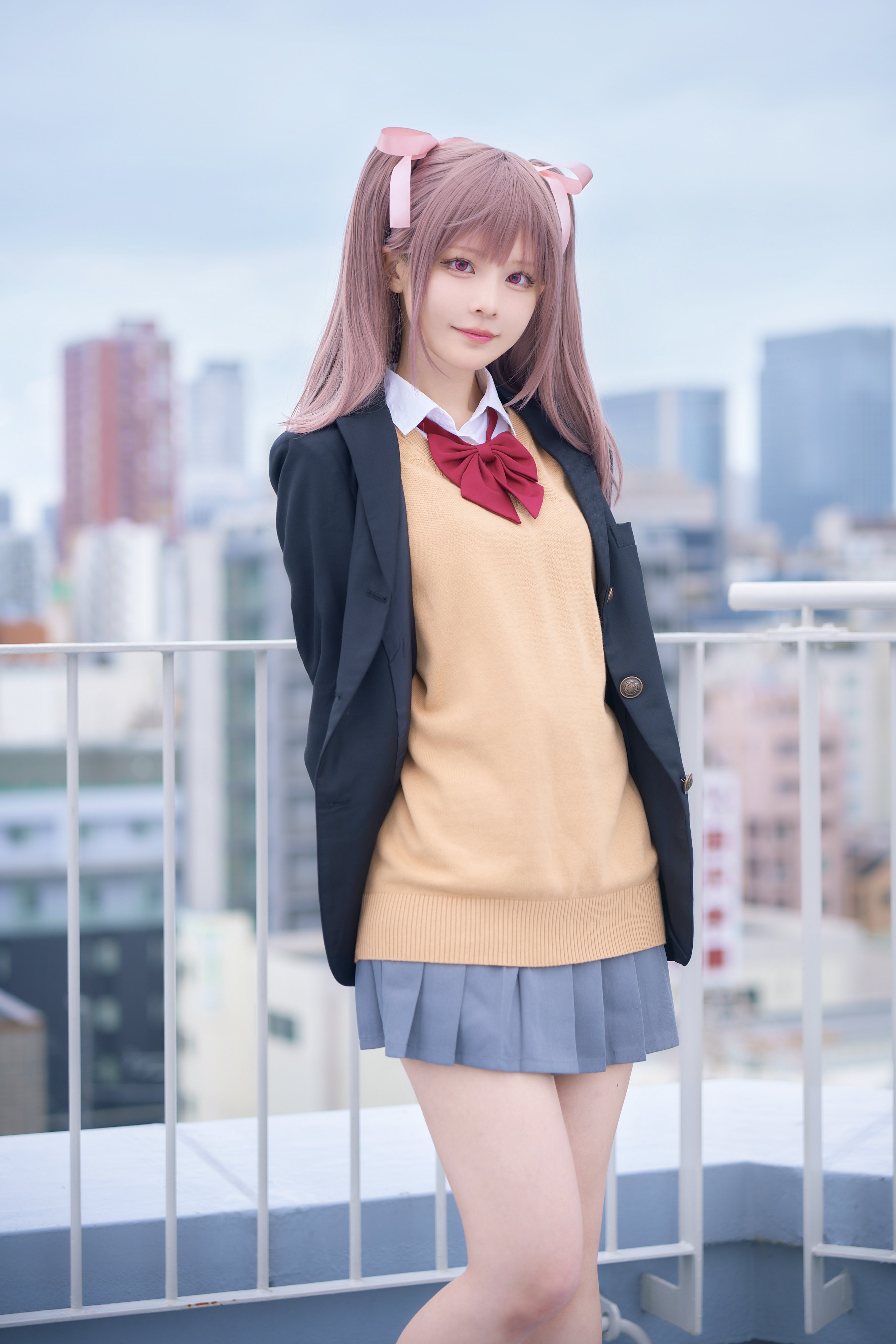 穿着黑色夹克和黄色衬衫的女孩为一张照片。