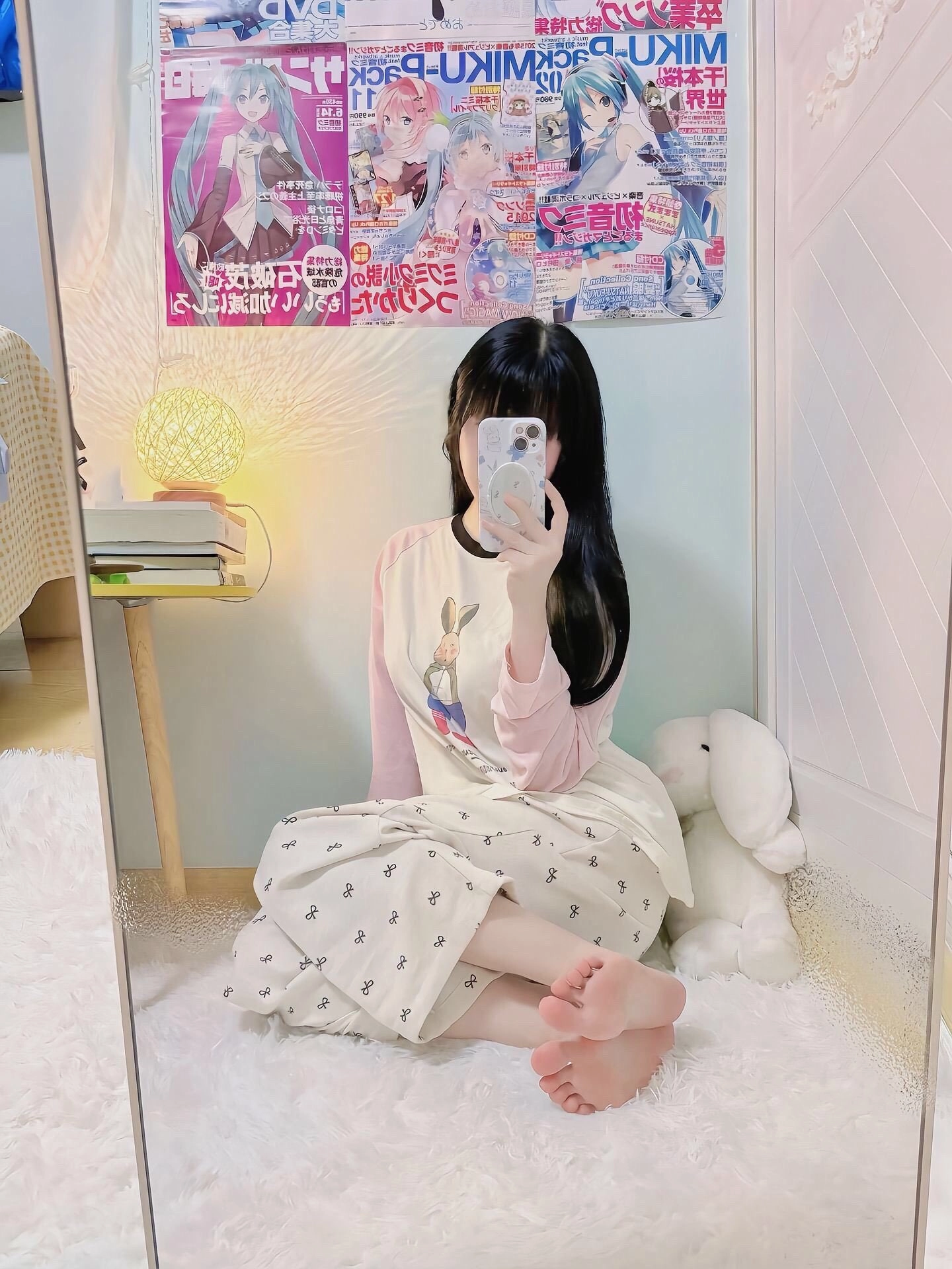 女孩带着一只小兔子拍自拍。