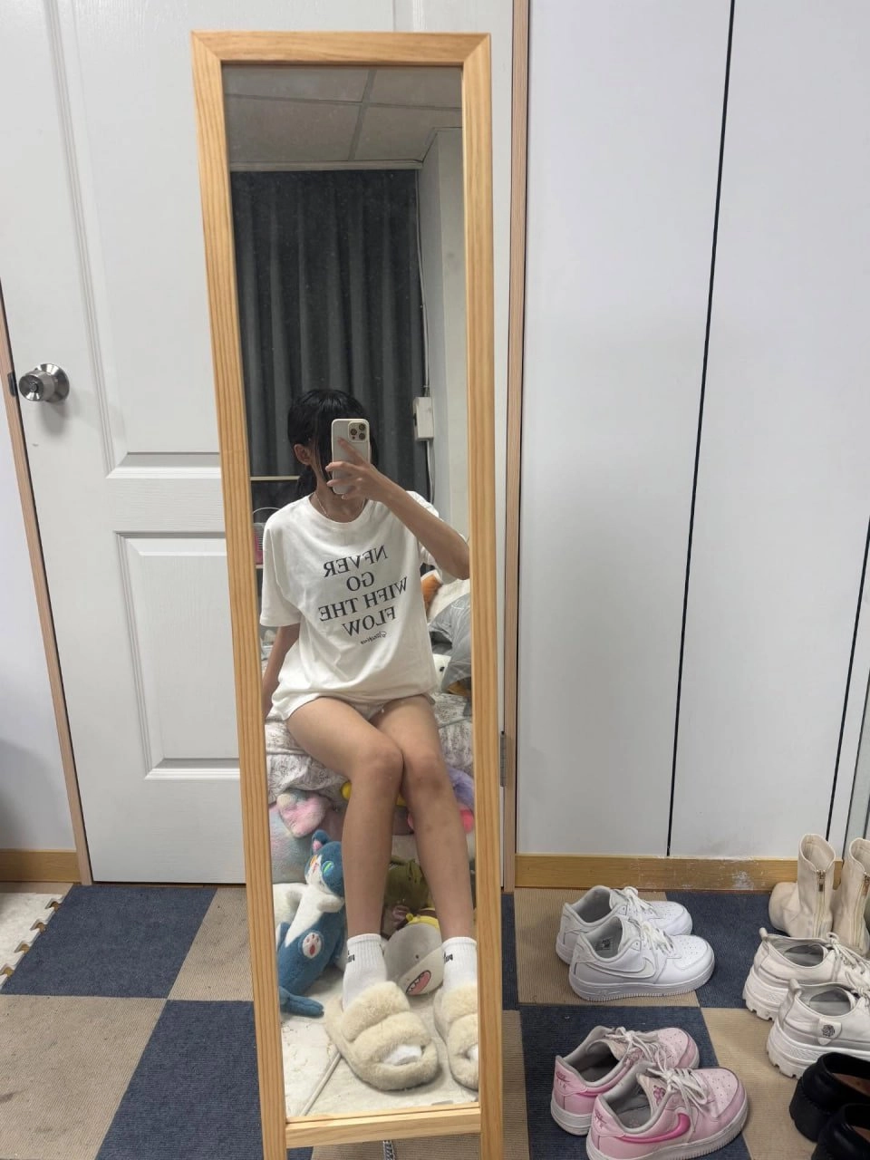 女孩在镜子前拍自拍。