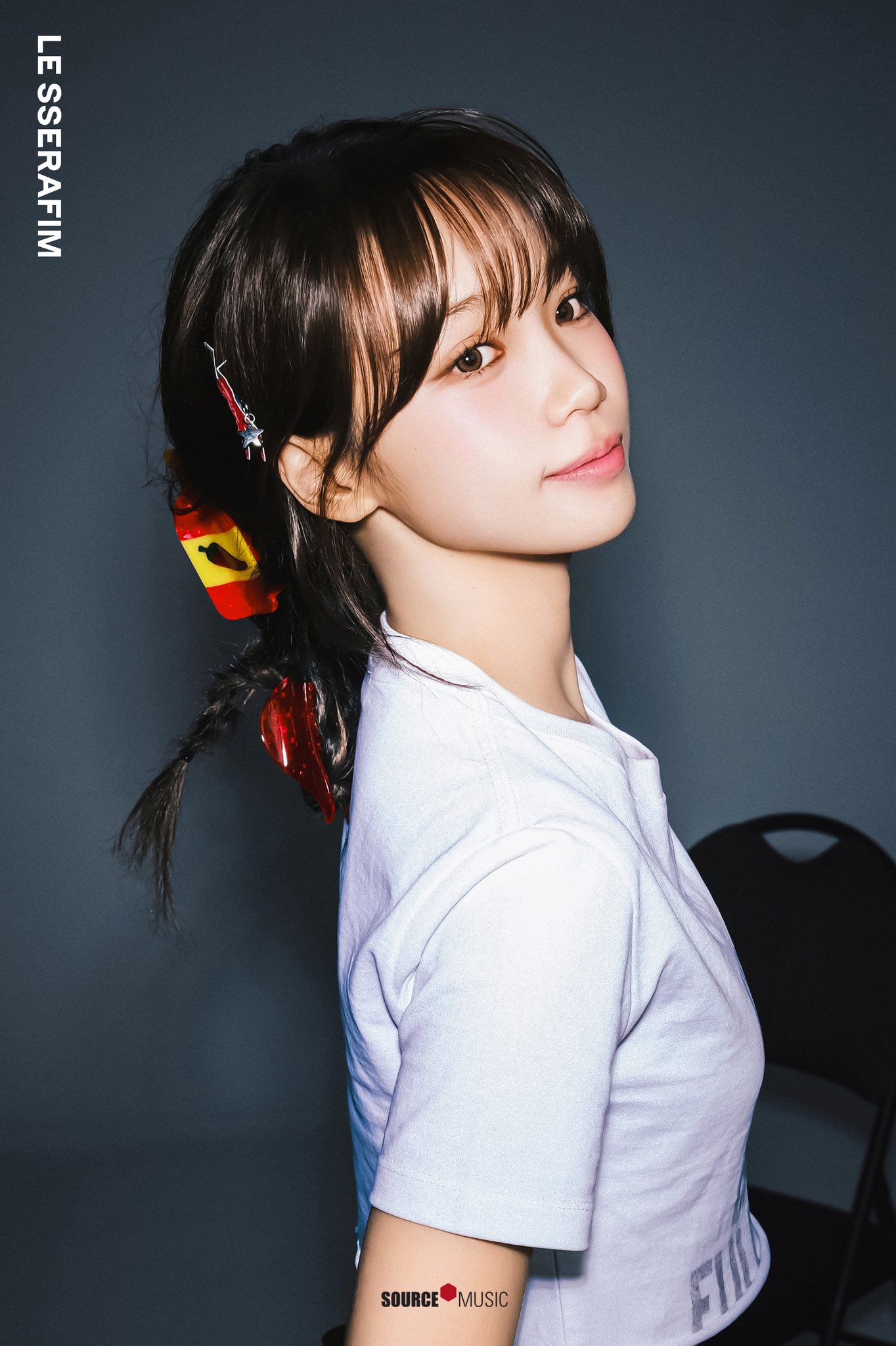 女孩有马尾巴和一个红色弓。