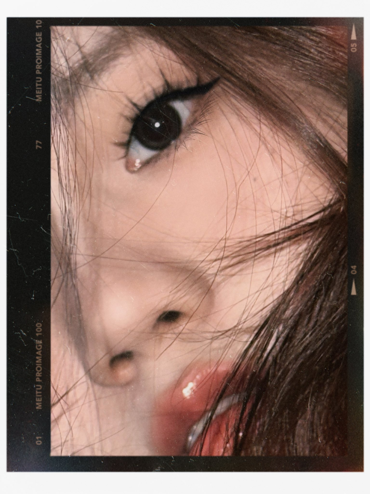 长长的头发和红色的唇膏。