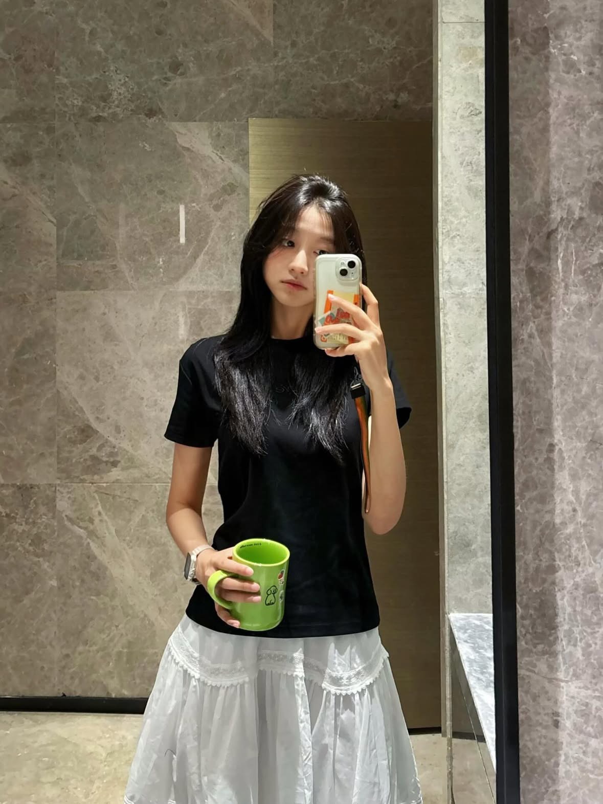 女人在浴室里拍个自拍。