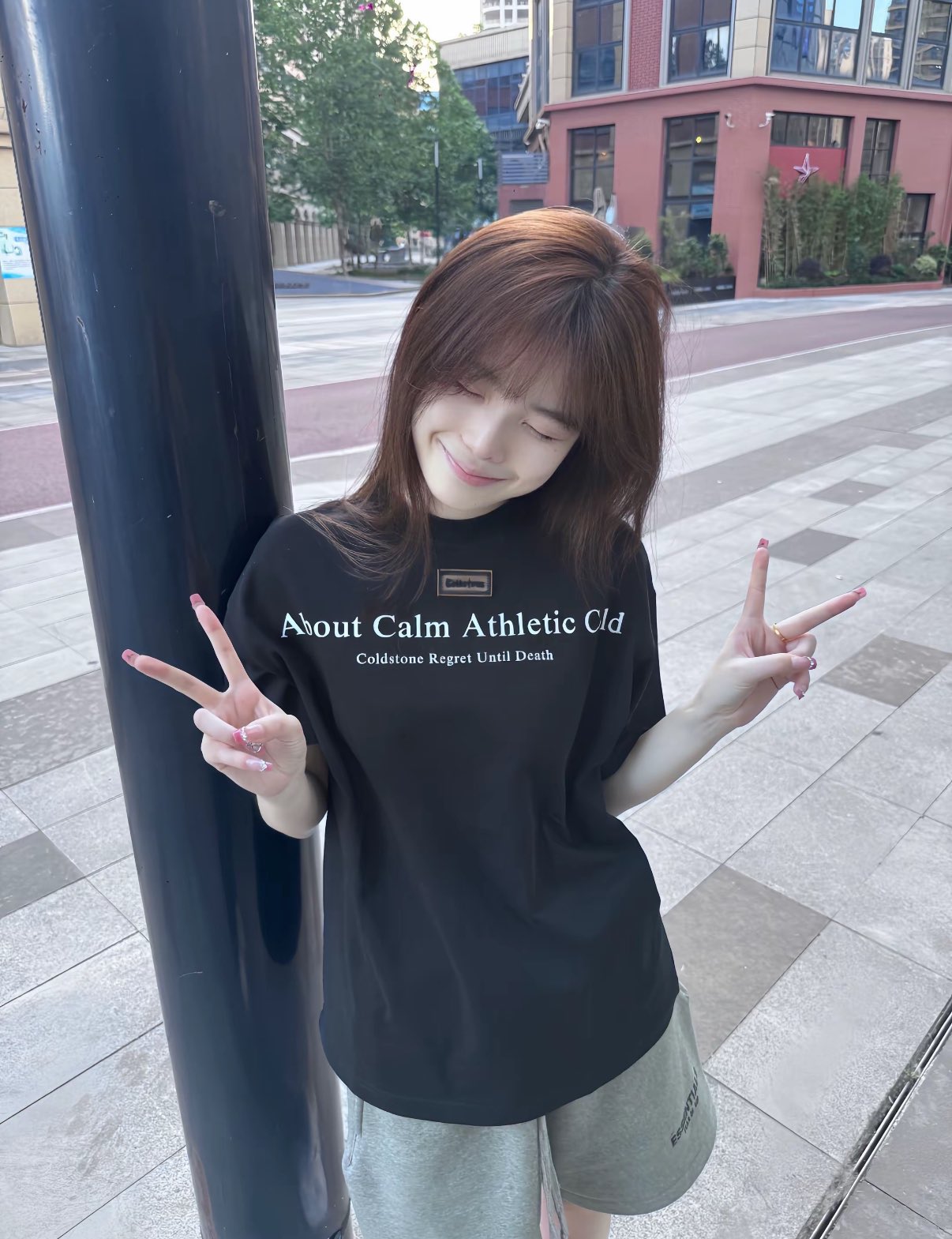 一位女人穿着一件黑色衬衫,上面写着“关于平静的运动俱乐部”。