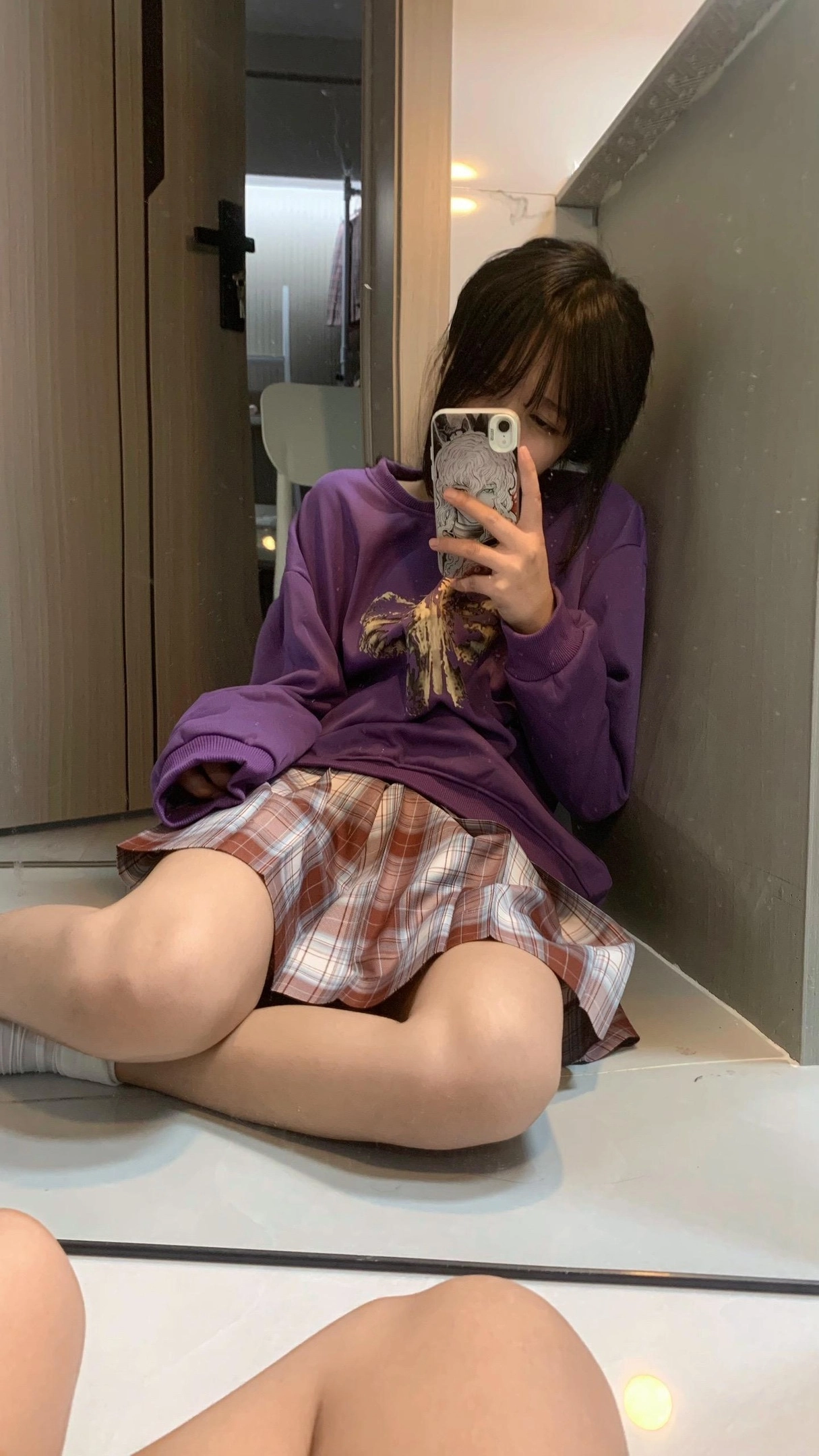 女孩用手机拍自拍。