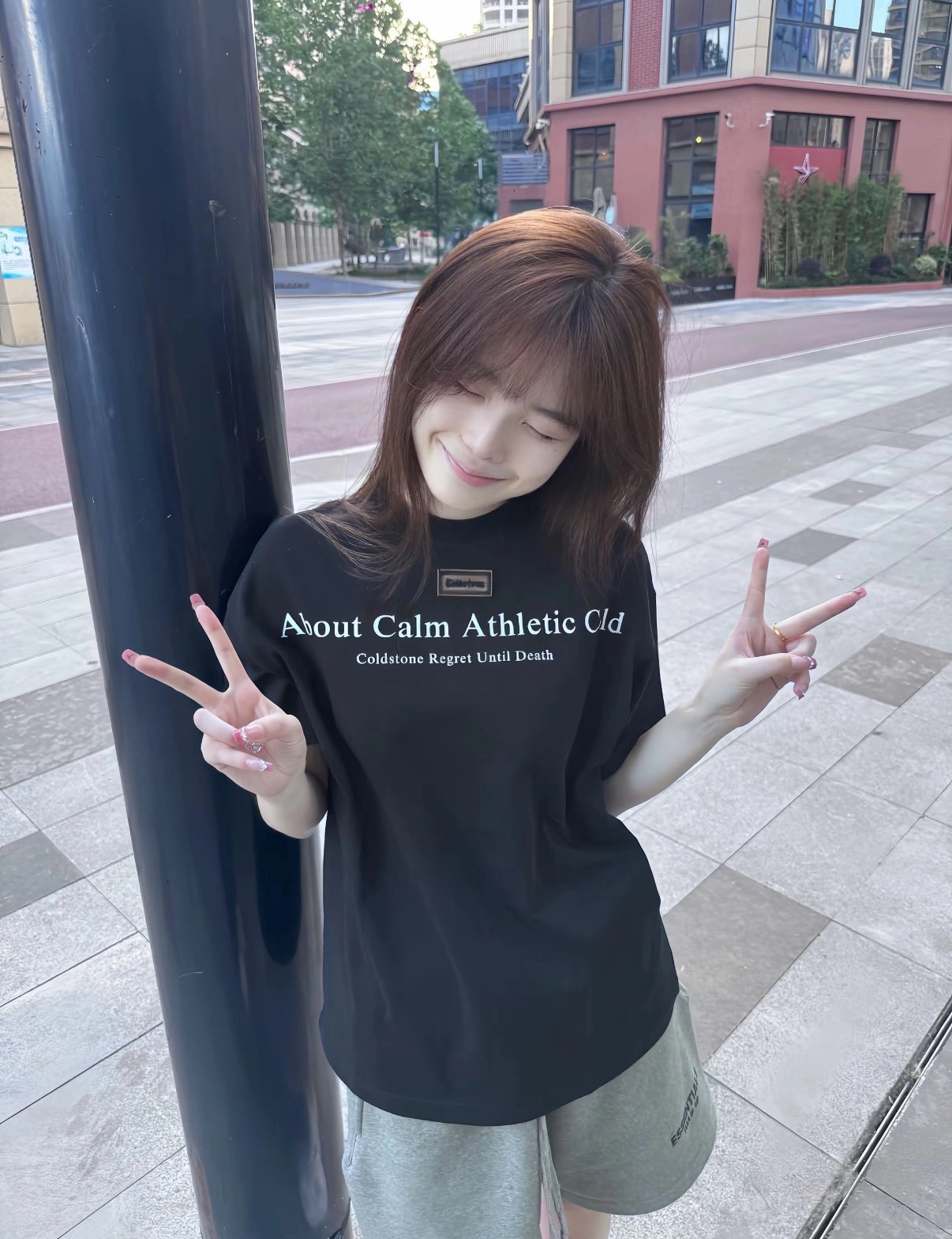 一位女人穿着一件黑色衬衫,上面写着“关于平静的运动俱乐部”。