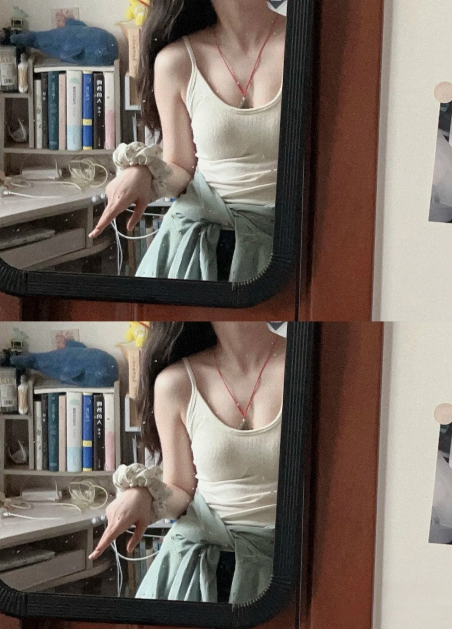 一位穿着白色衬衫和蓝色裙子的女人在镜子里看着她的反射。