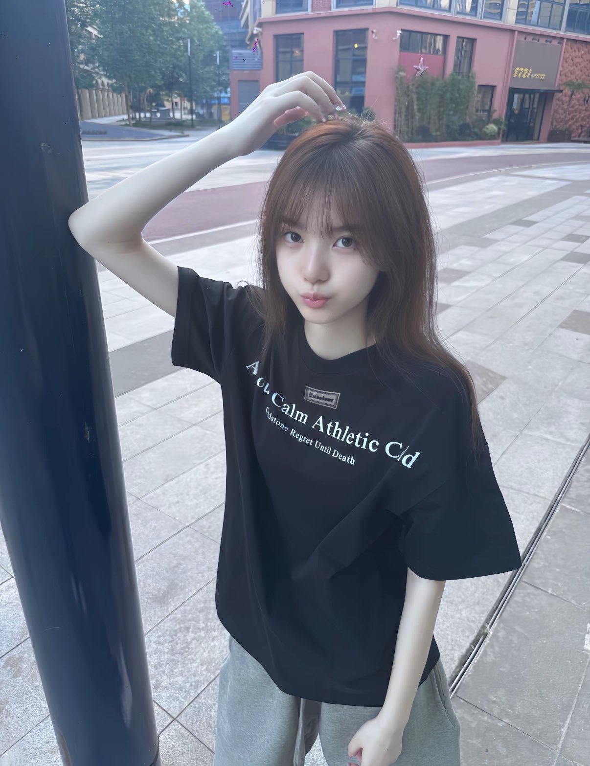 一位女人穿着一件黑色衬衫,上面写着“关于平静的运动俱乐部”。