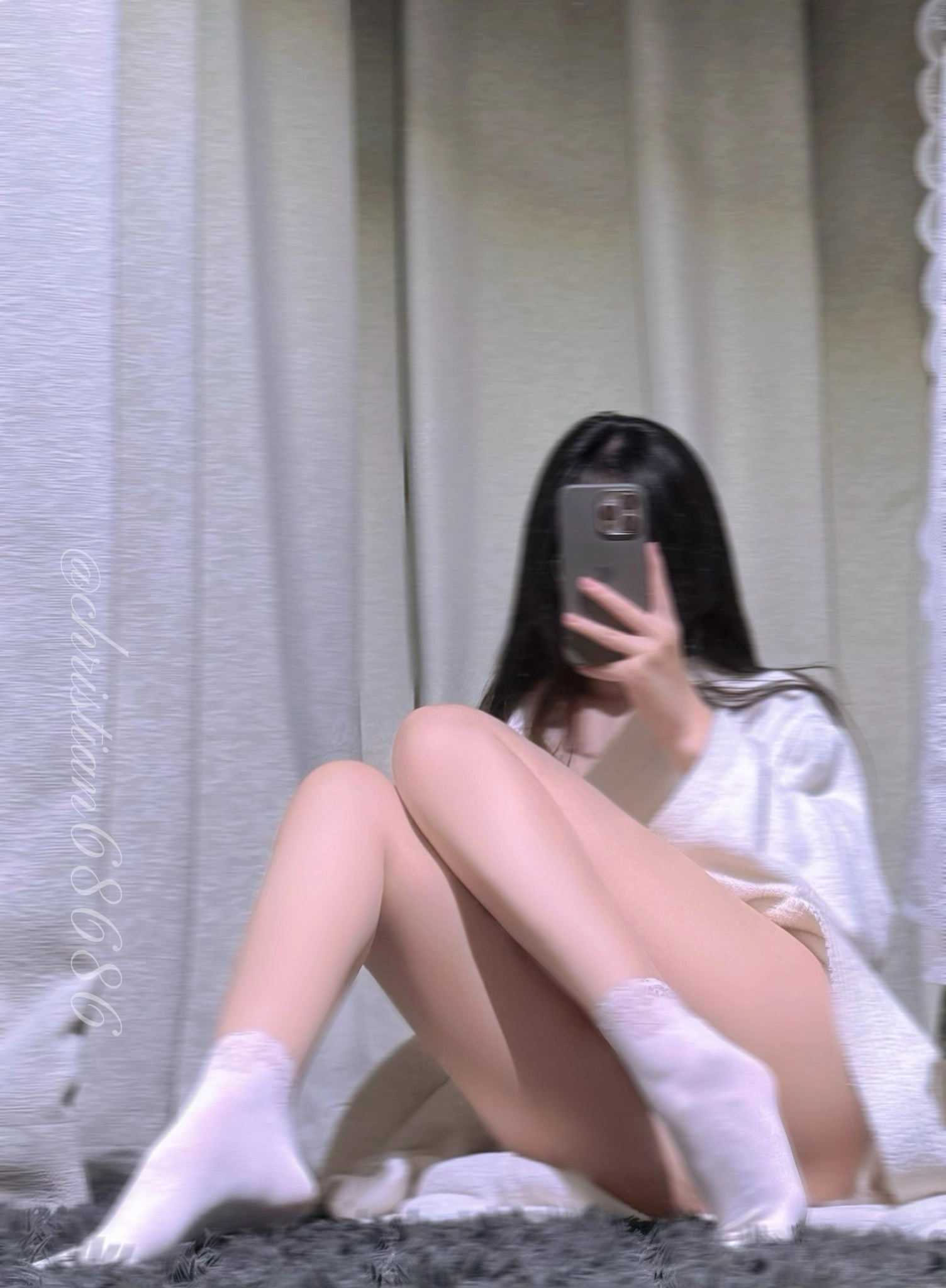 女人在镜子里拍自拍。