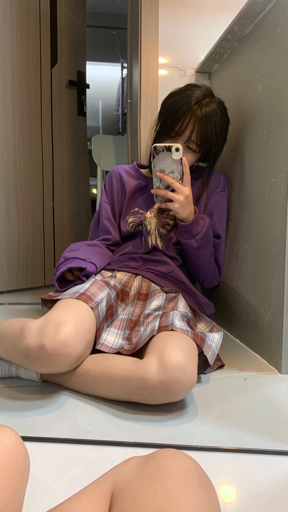 女孩用手机拍自拍。