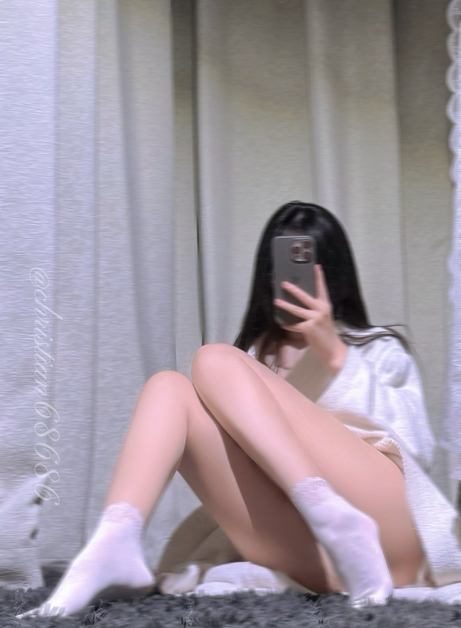 女人在镜子里拍自拍。