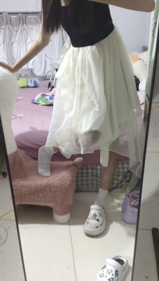 穿着白色裙子和白色的鞋子的女人。