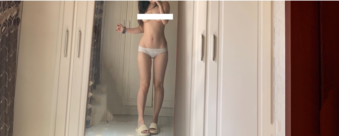 女人在浴室里拍照自己。