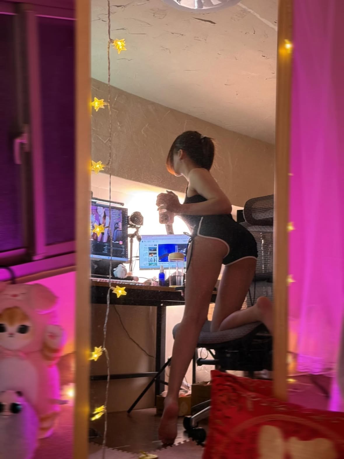 女人坐在电脑前的椅子上。