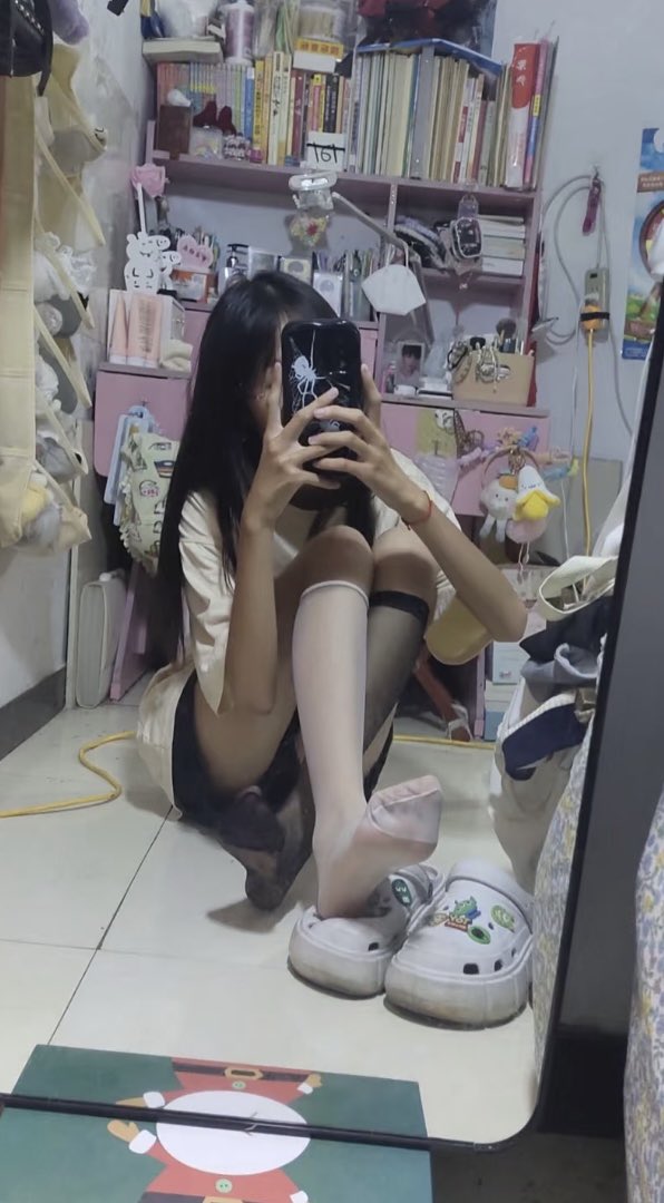 女孩用手机拍自拍。