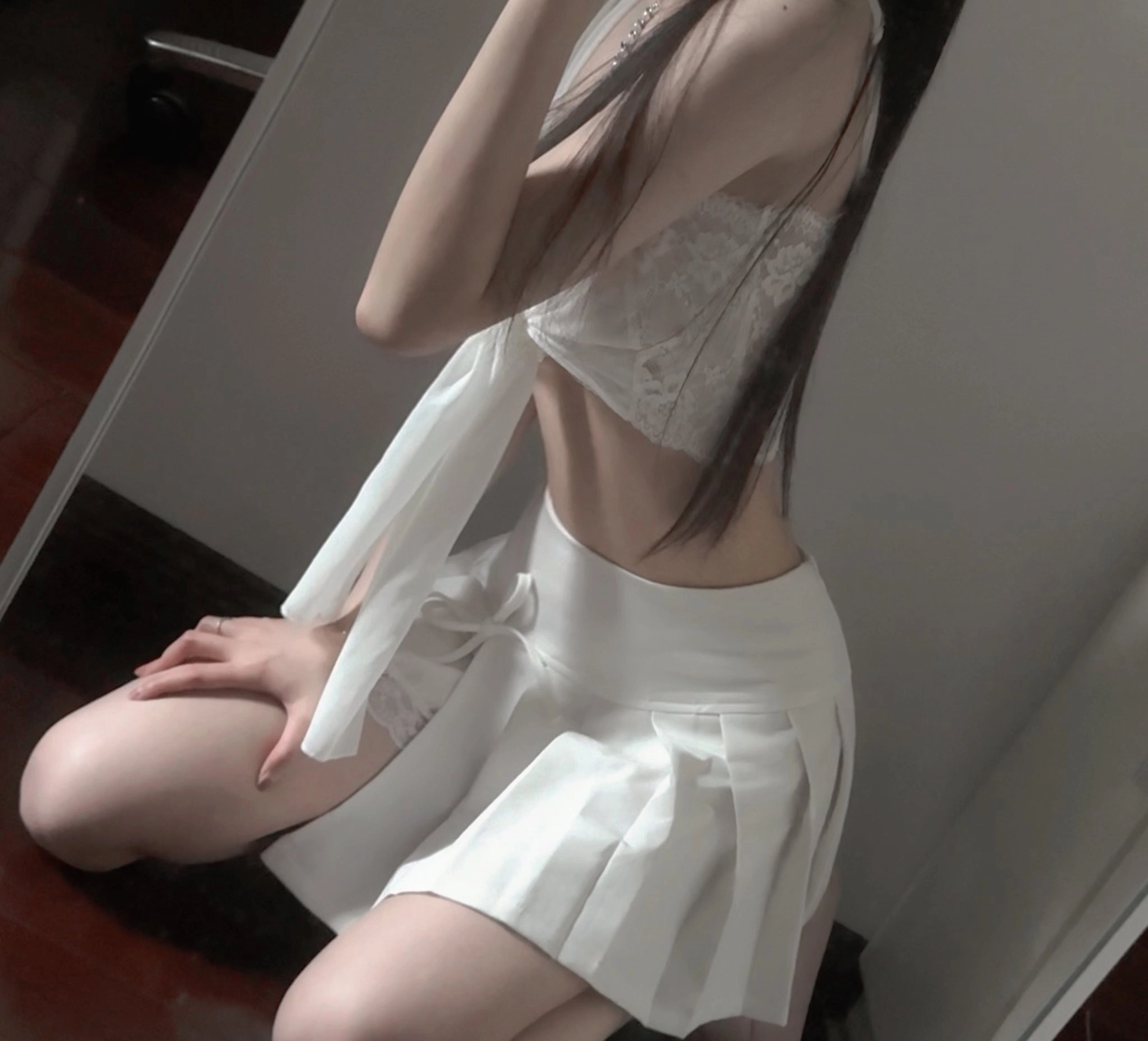 穿着白色裙子和弓的女人。