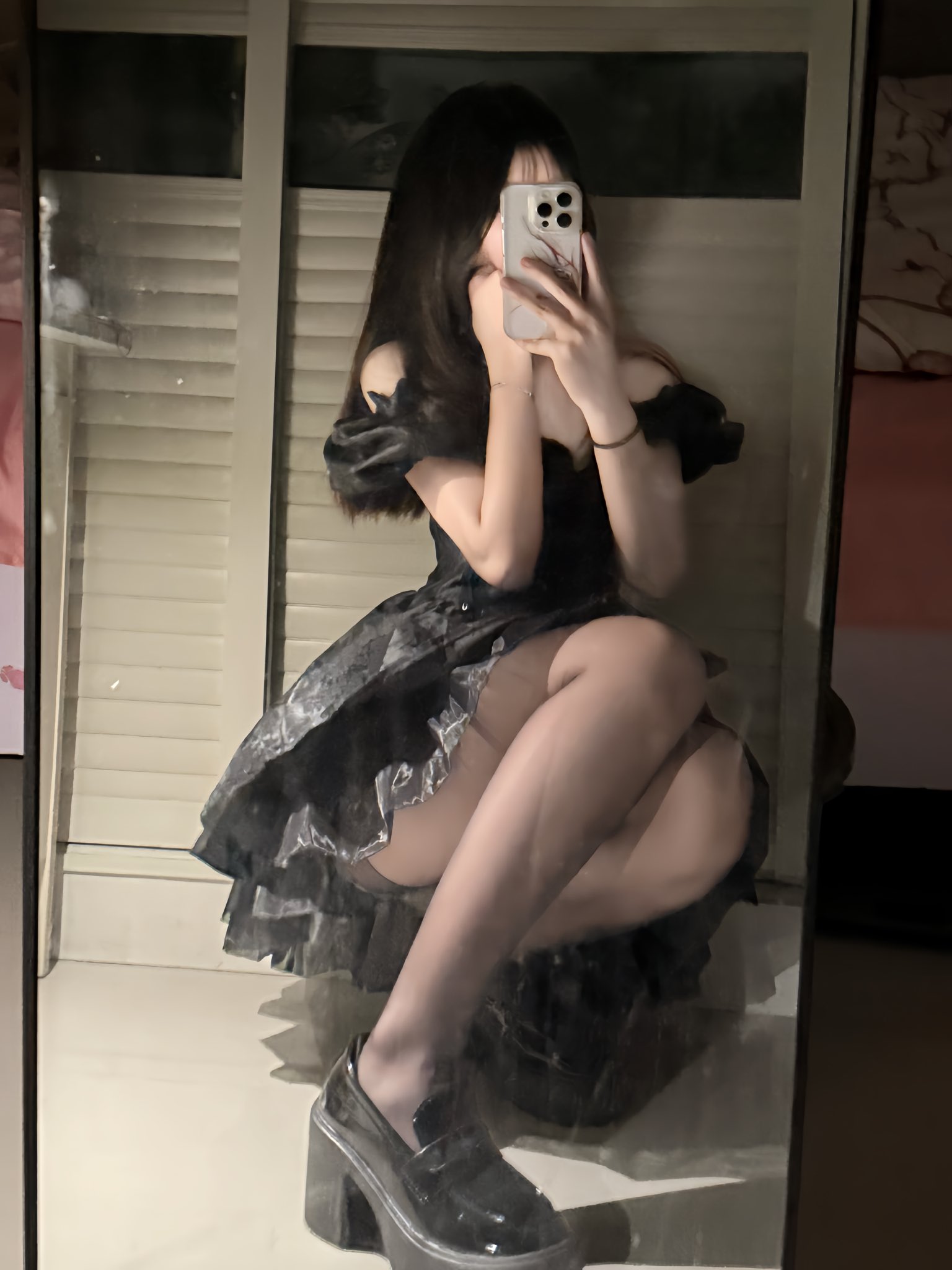 穿着黑色衣服的女人拍了一张自拍。