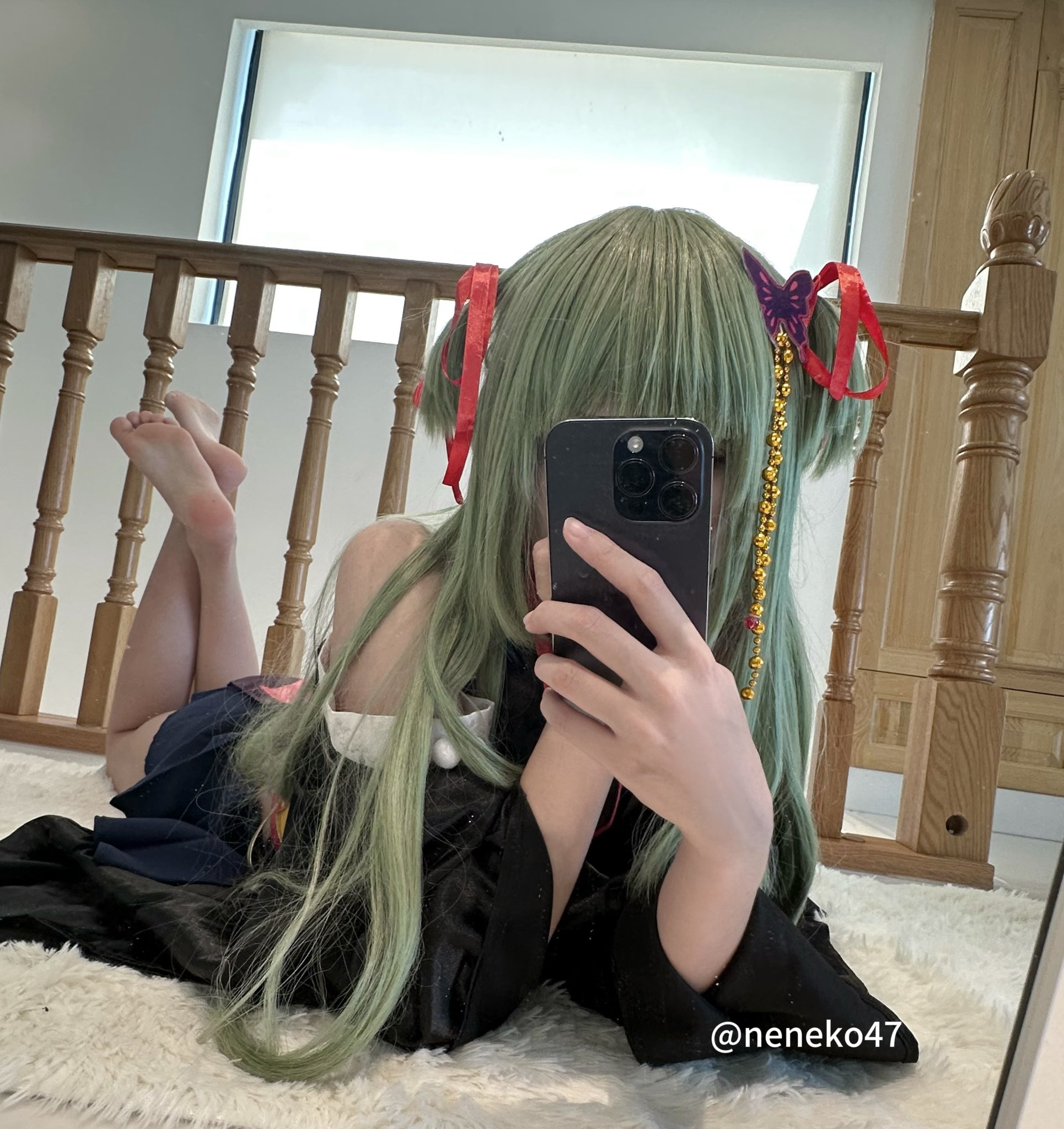 女人用手机拍自拍。