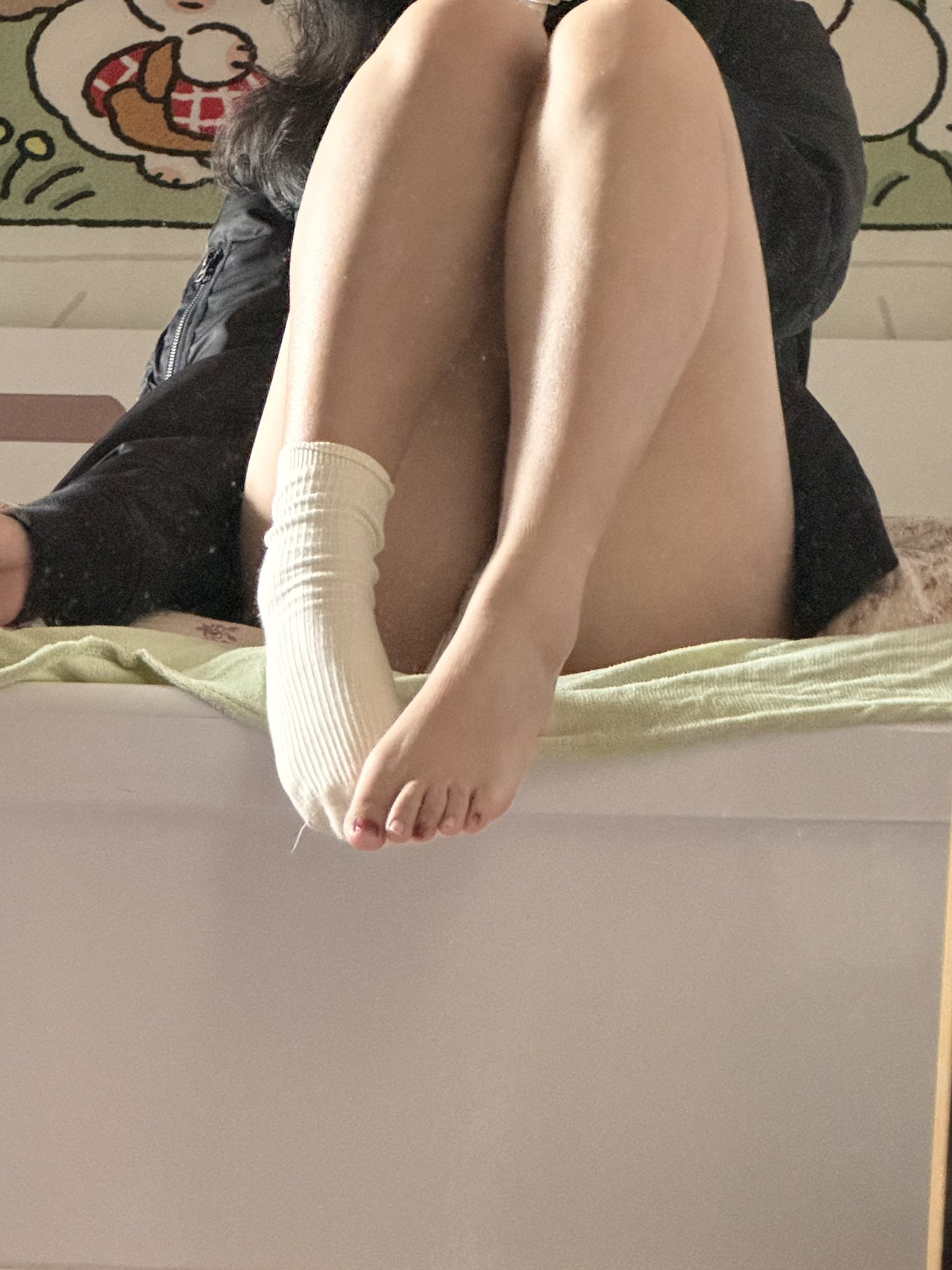 女人坐在浴缸里,双腿交叉。