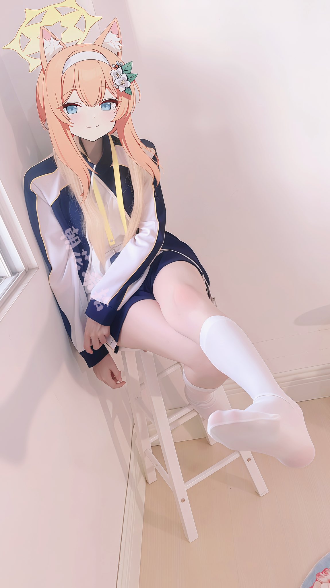 头发上有粉红色弓的女人穿着一件白色和蓝色的夹克。