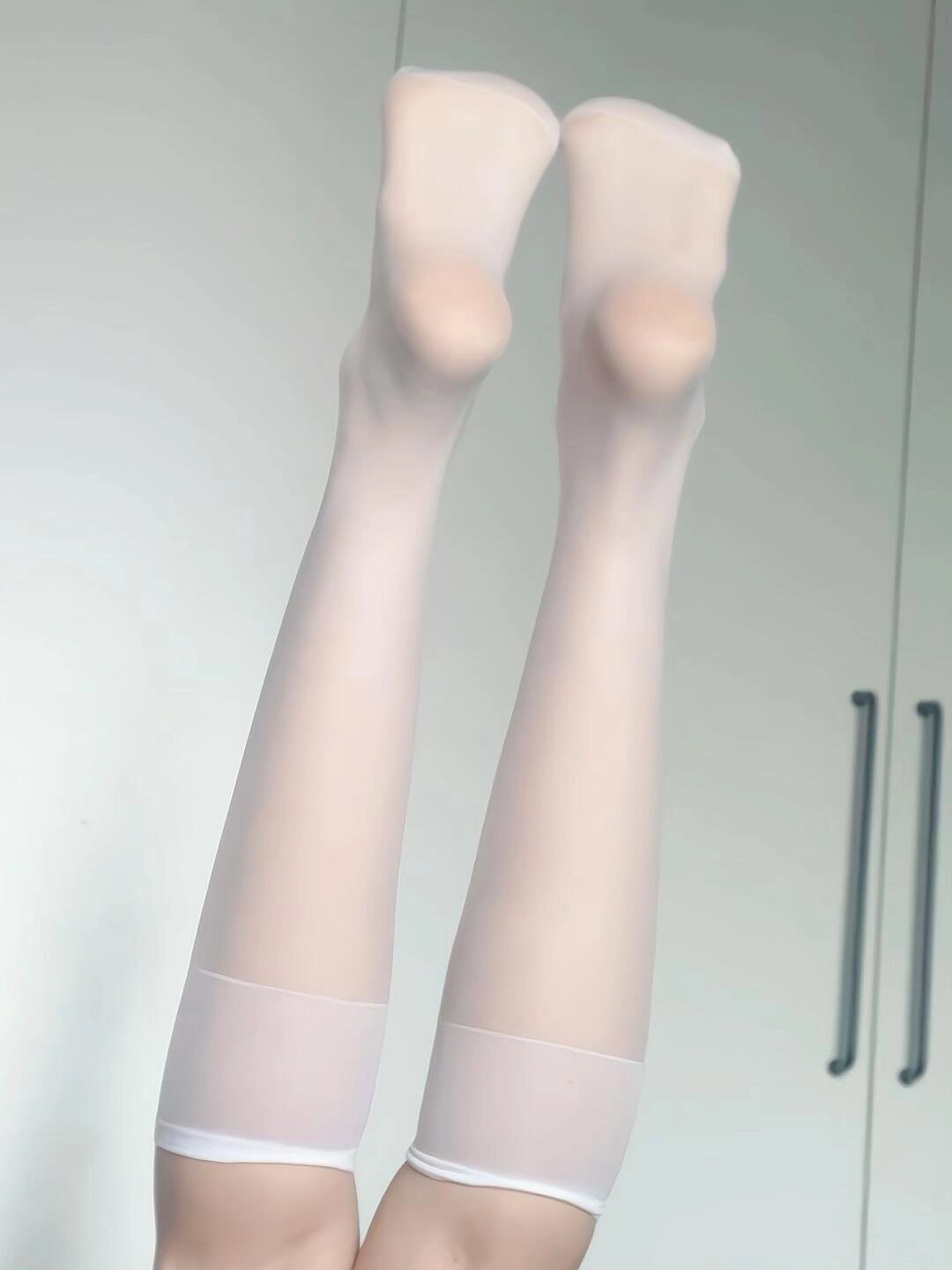 一对白色的腿,脚趾向上。