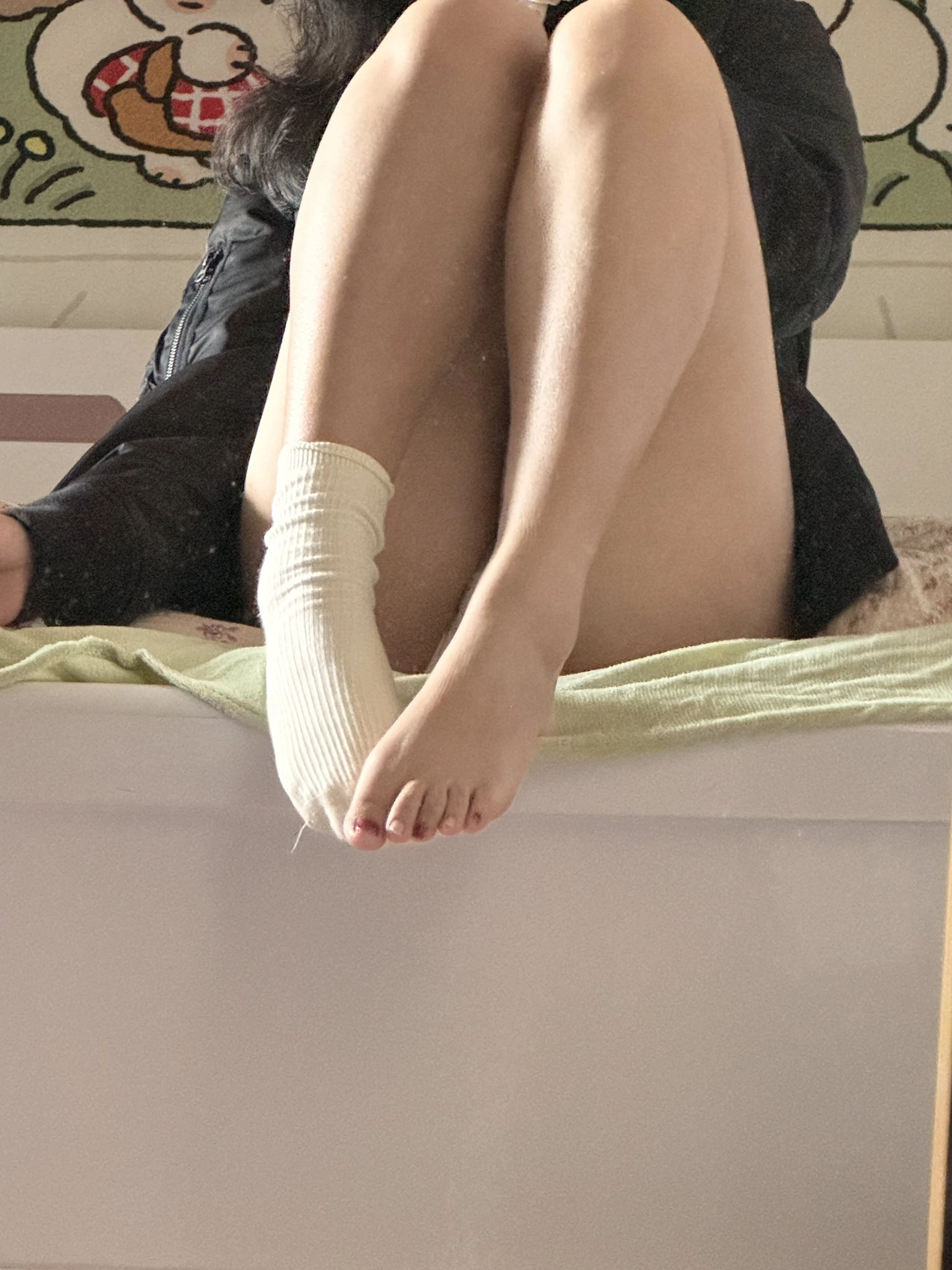 女人坐在浴缸里,双腿交叉。