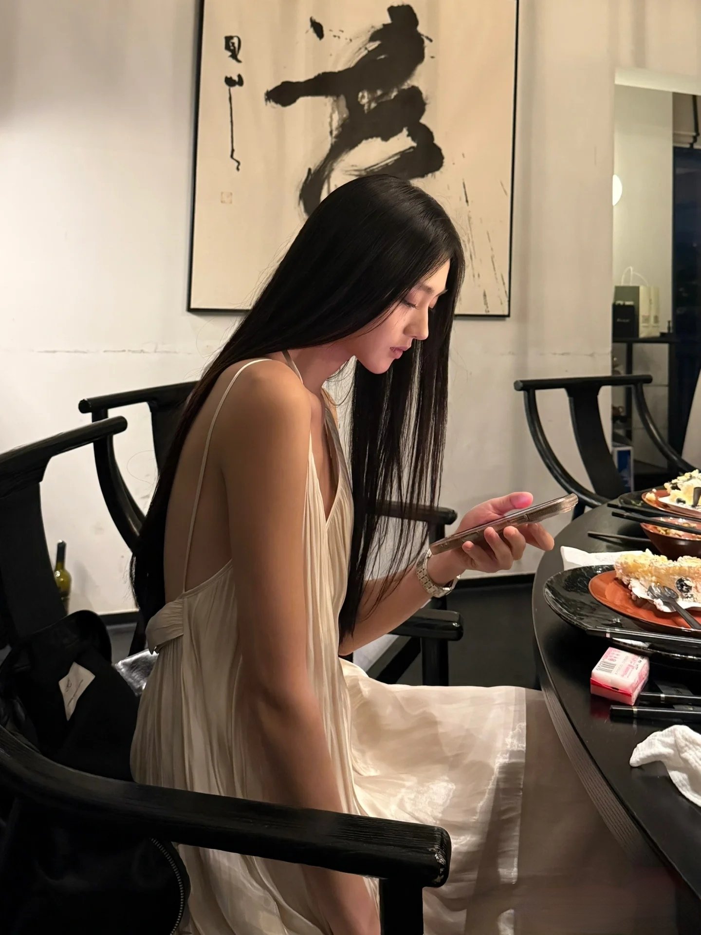 长头发和白色裙子的女人拿着头发刷。