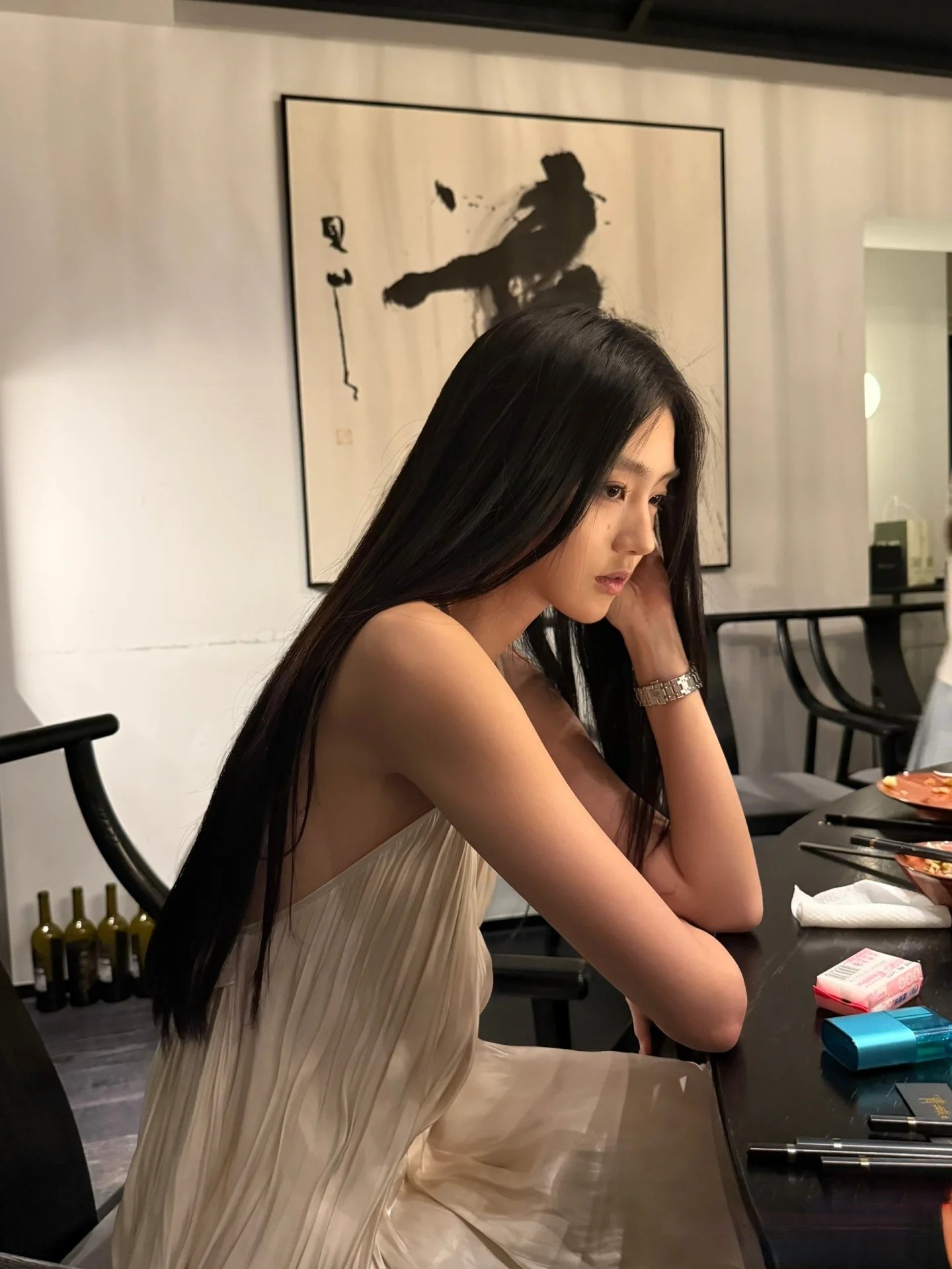 长头发和白色裙子的女人拿着头发刷。