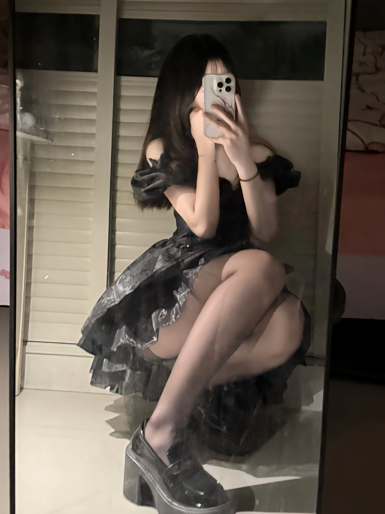 穿着黑色衣服的女人拍了一张自拍。