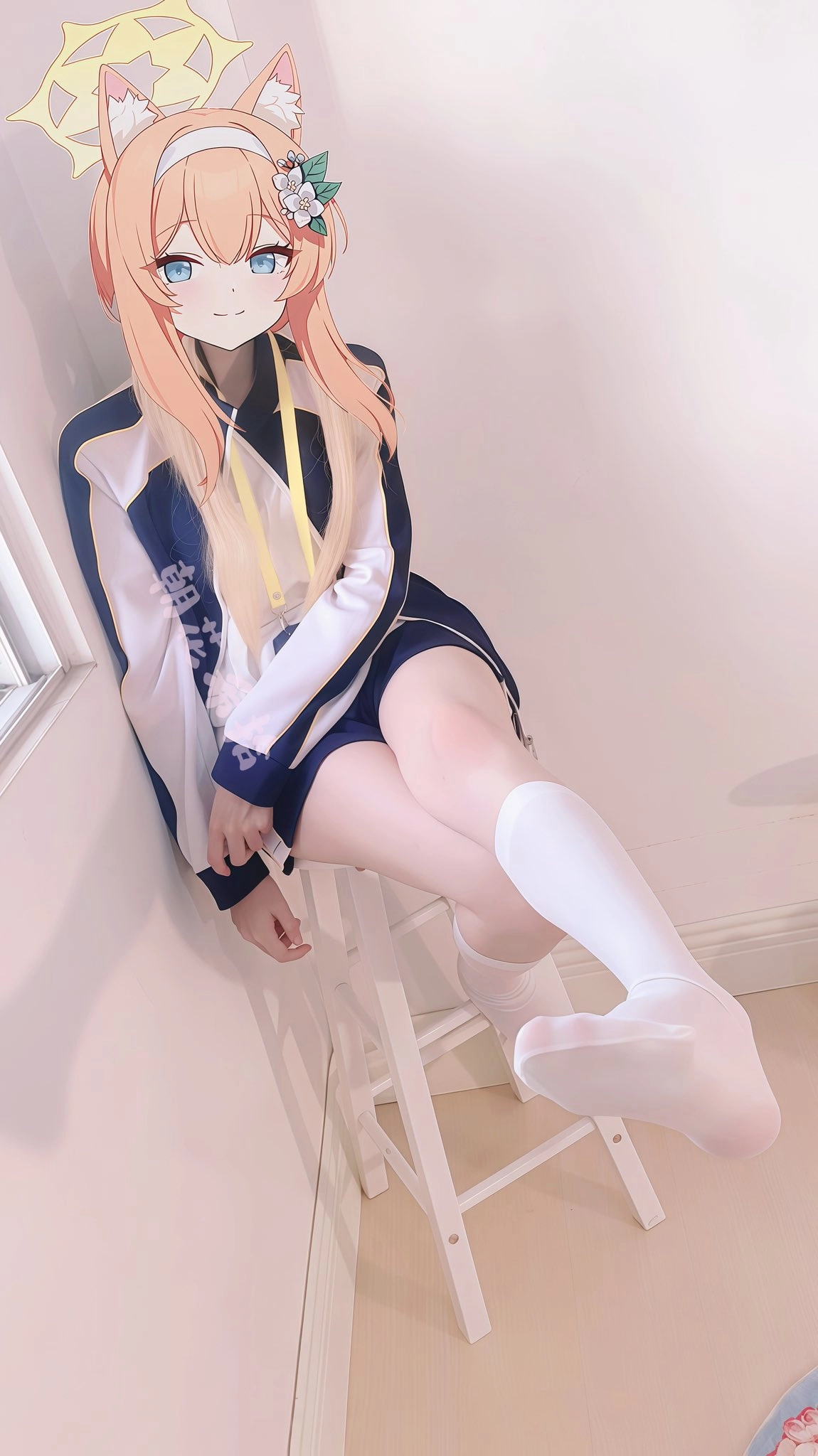 头发上有粉红色弓的女人穿着一件白色和蓝色的夹克。