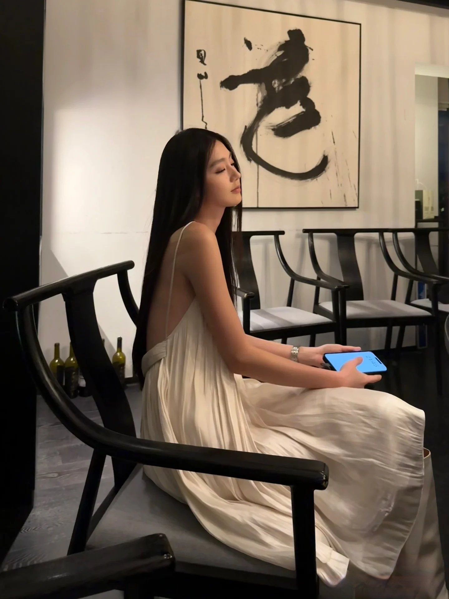 长头发和白色裙子的女人拿着头发刷。