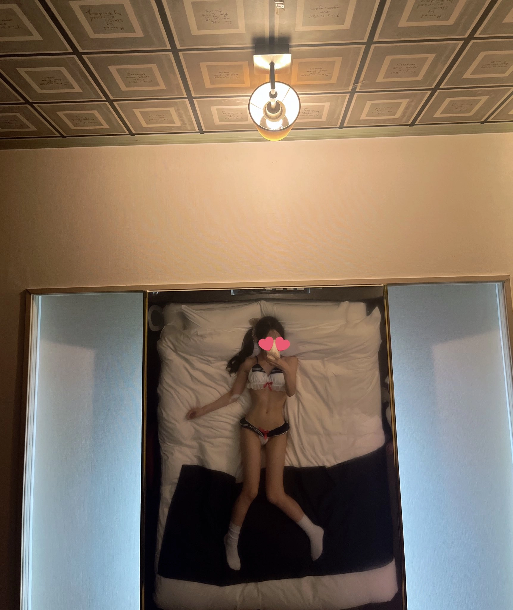 穿比基尼的女人躺在床上。