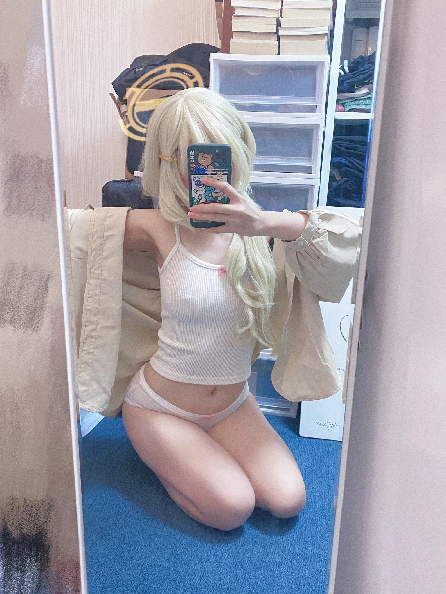 女人在镜子里拍自拍。