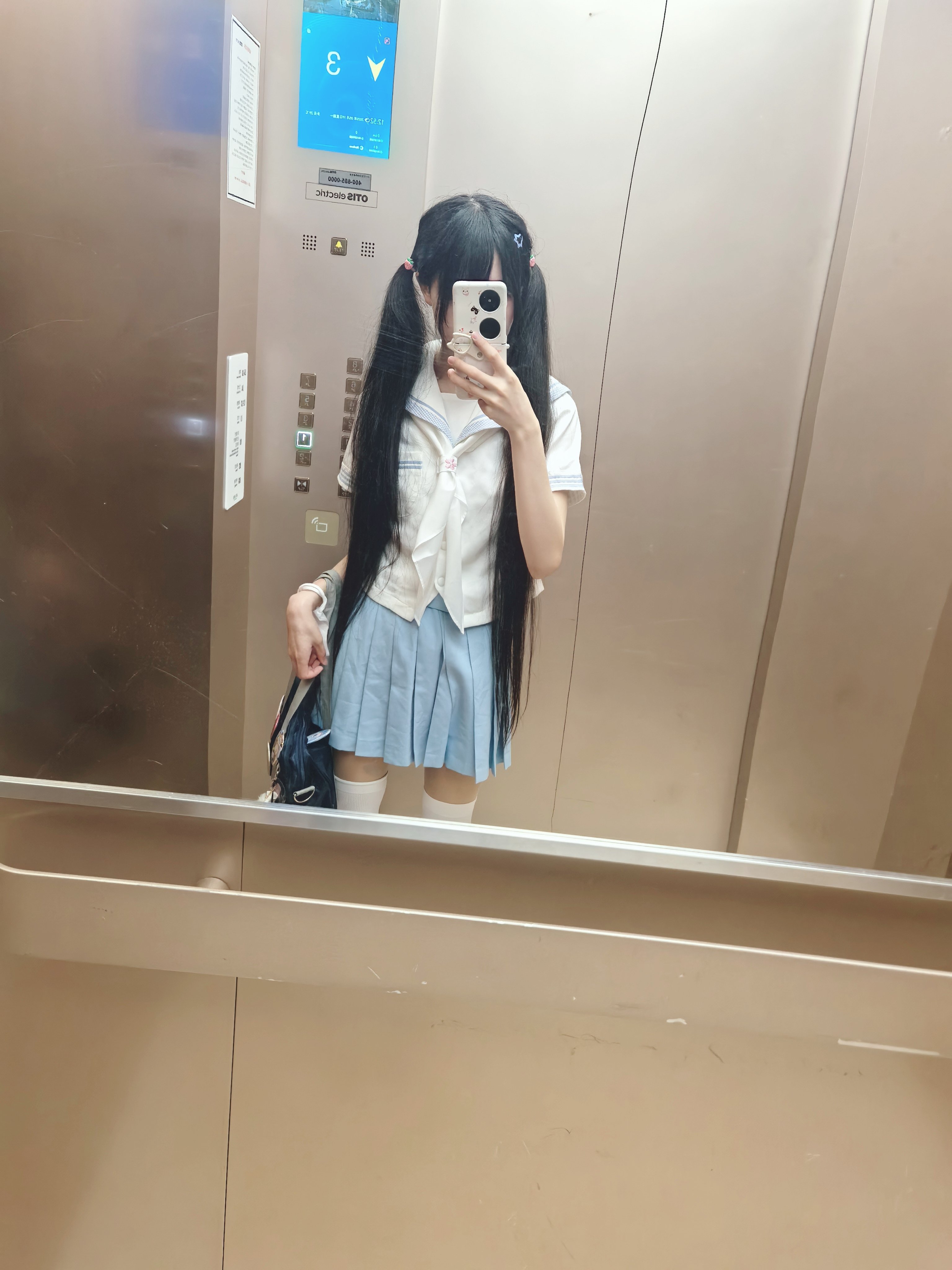 女孩在镜子里拍自拍。