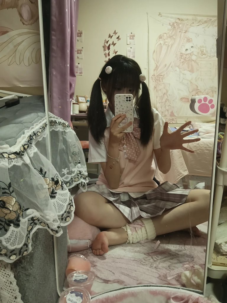 女孩在粉红色的房间里拍自拍。