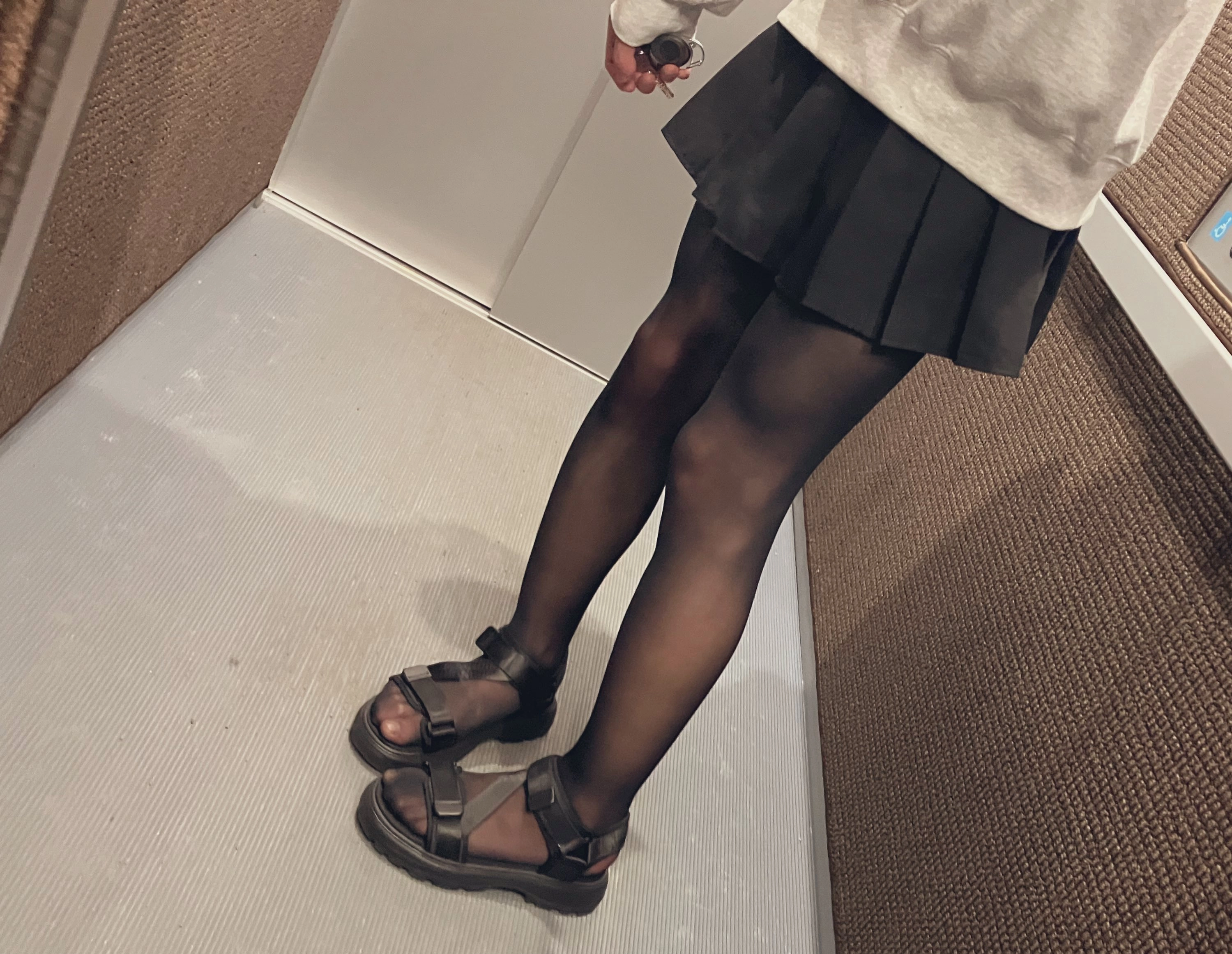 穿着黑色袜子和桑达尔的女人。