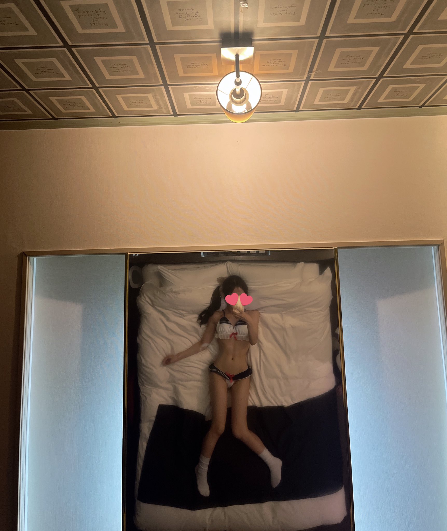 穿比基尼的女人躺在床上。