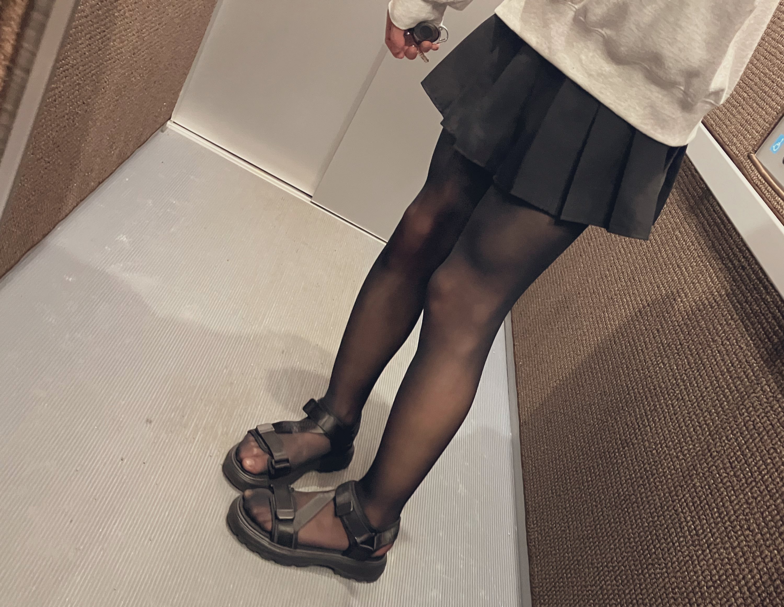 穿着黑色袜子和桑达尔的女人。