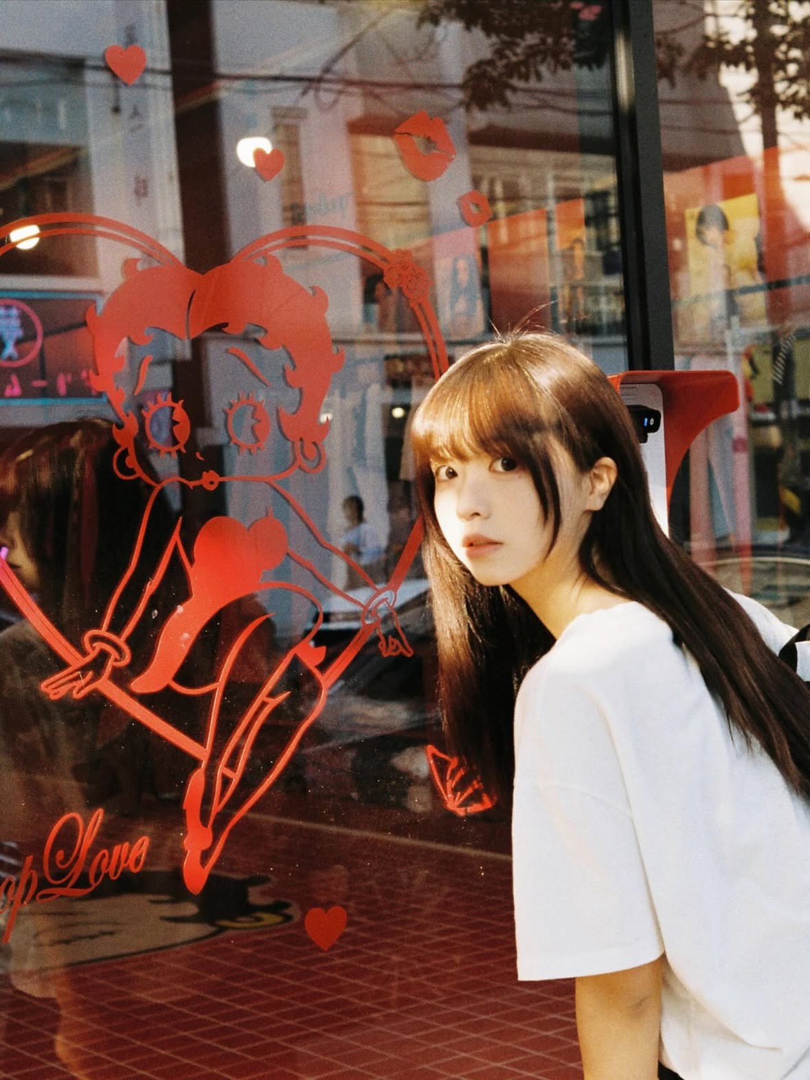 女孩坐在红色的椅子上。