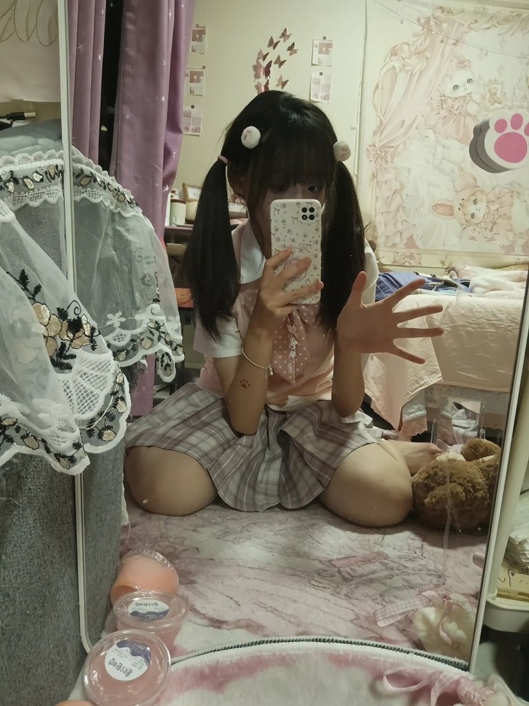 女孩在粉红色的房间里拍自拍。