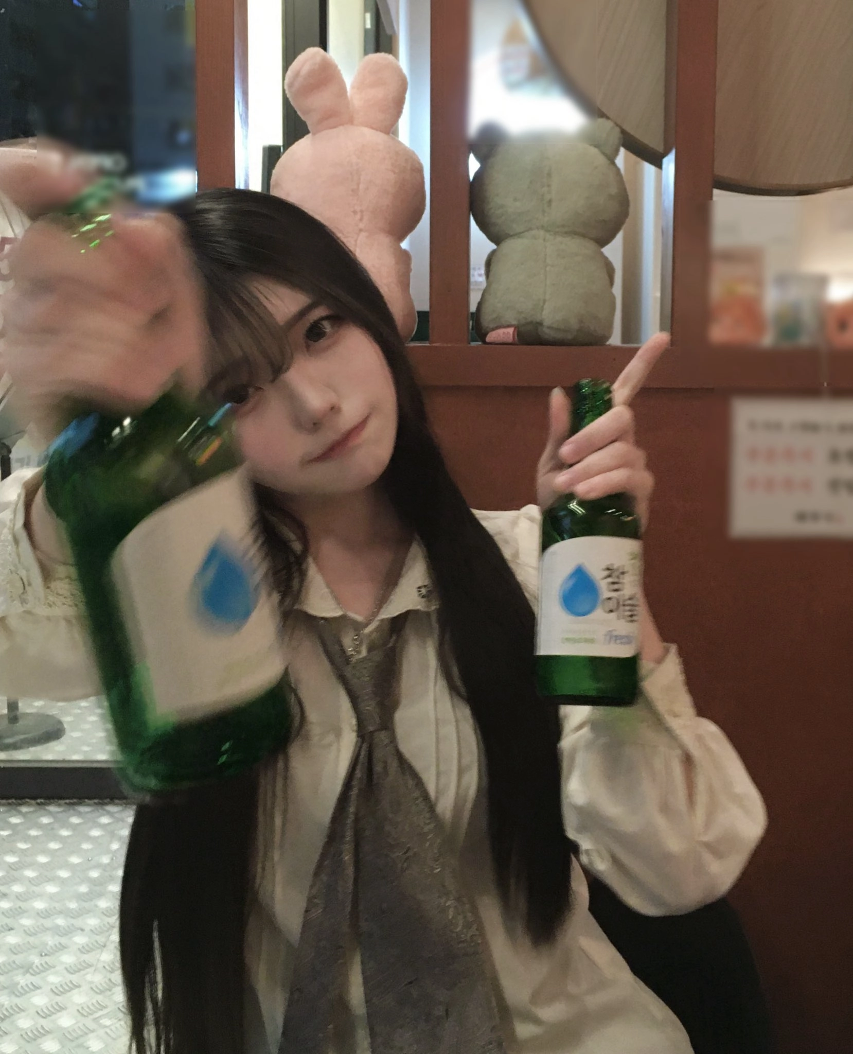 女孩拿着两瓶水。