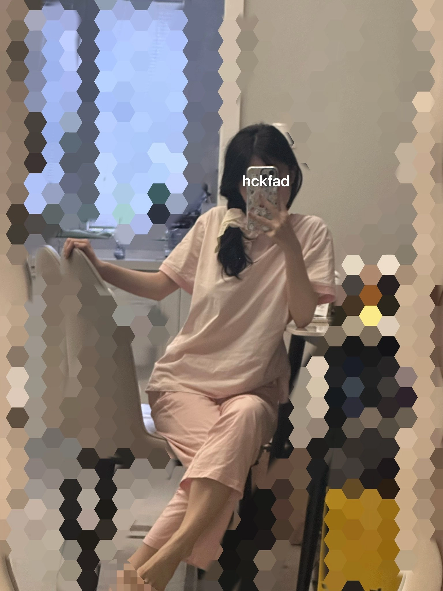 女人用粉红色衬衫拍自拍。