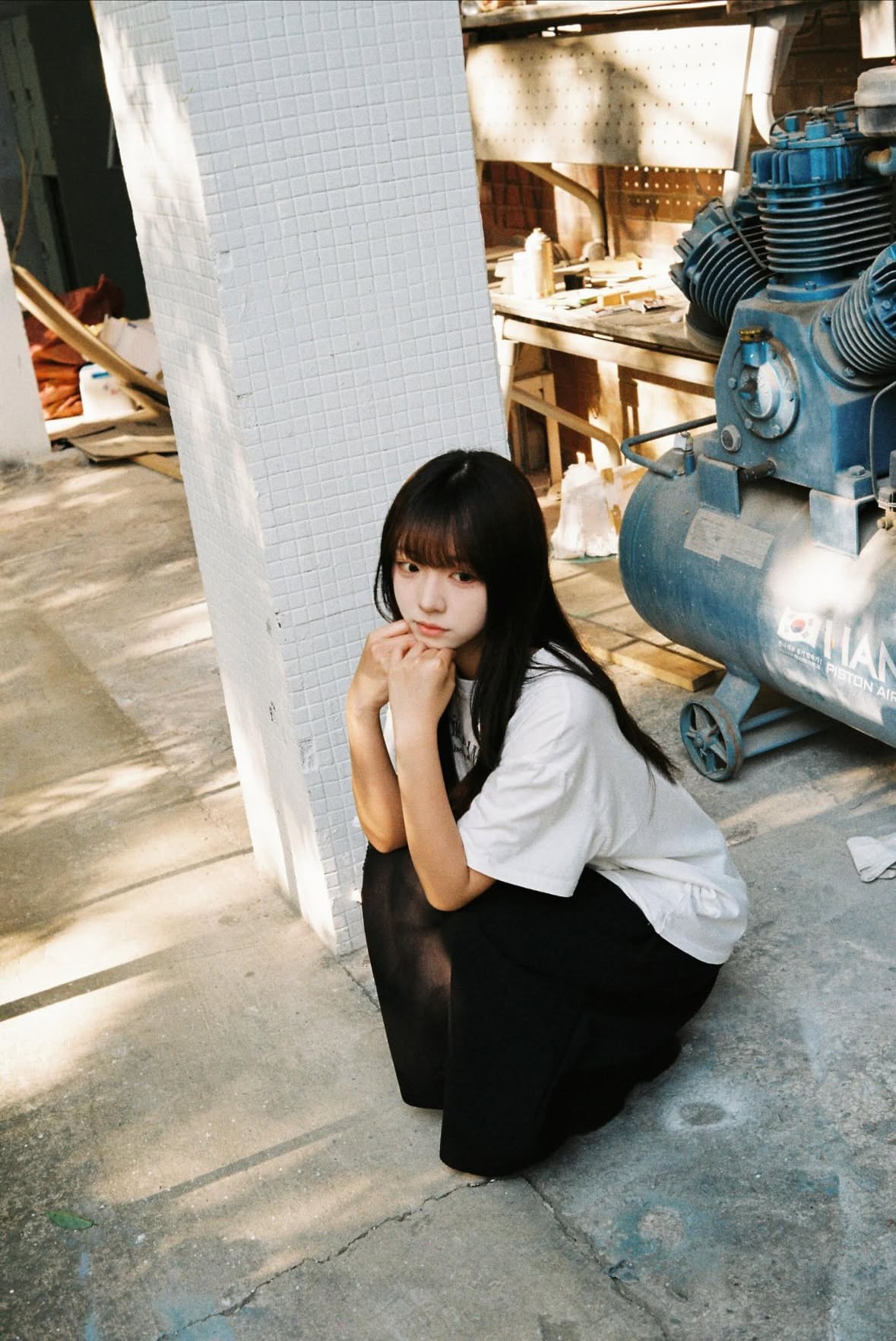 女孩坐在红色的椅子上。