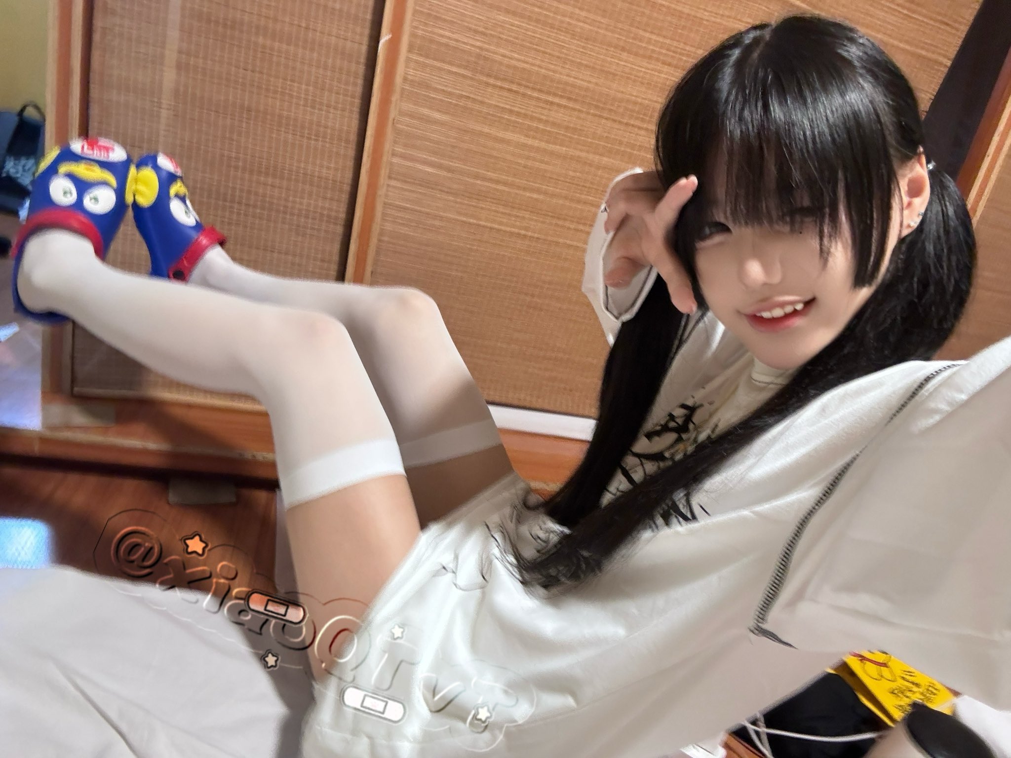 长头发和一件白色衬衫的女孩正在拍照。