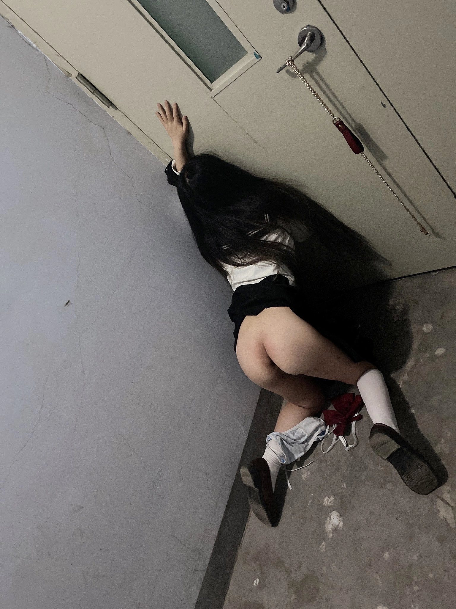 长头发的女人站在门口。